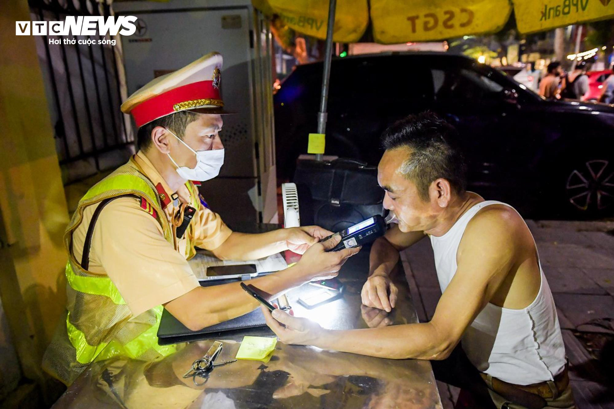 'Thông chốt’ bất thành, nam thanh niên bị lực lượng chức năng xử lý - 12