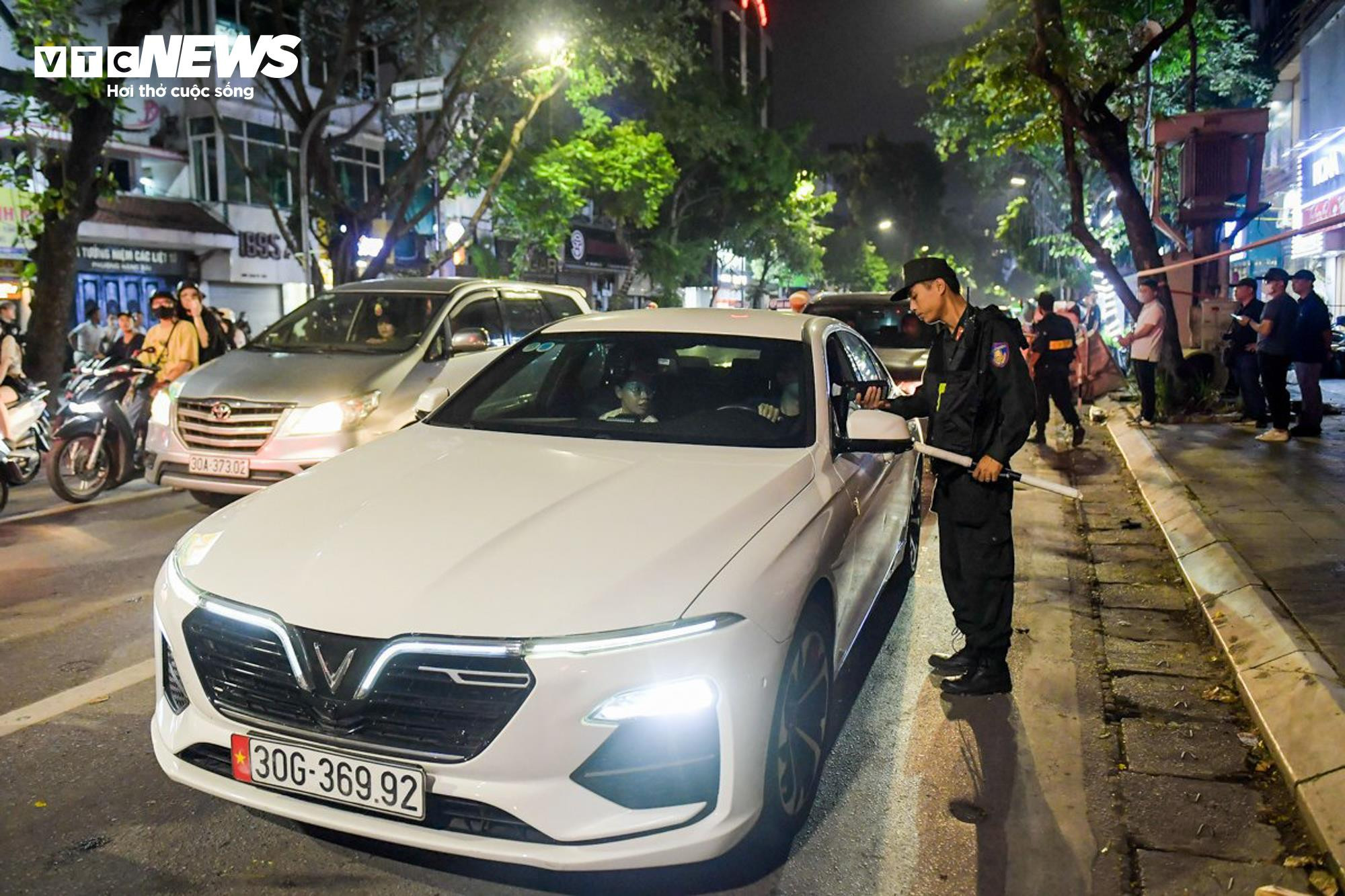 'Thông chốt’ bất thành, nam thanh niên bị lực lượng chức năng xử lý - 9