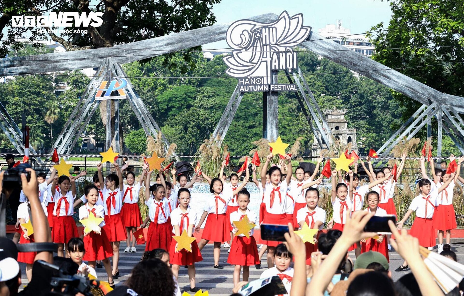 Rực rỡ sắc màu Carnaval Thu Hà Nội - 13