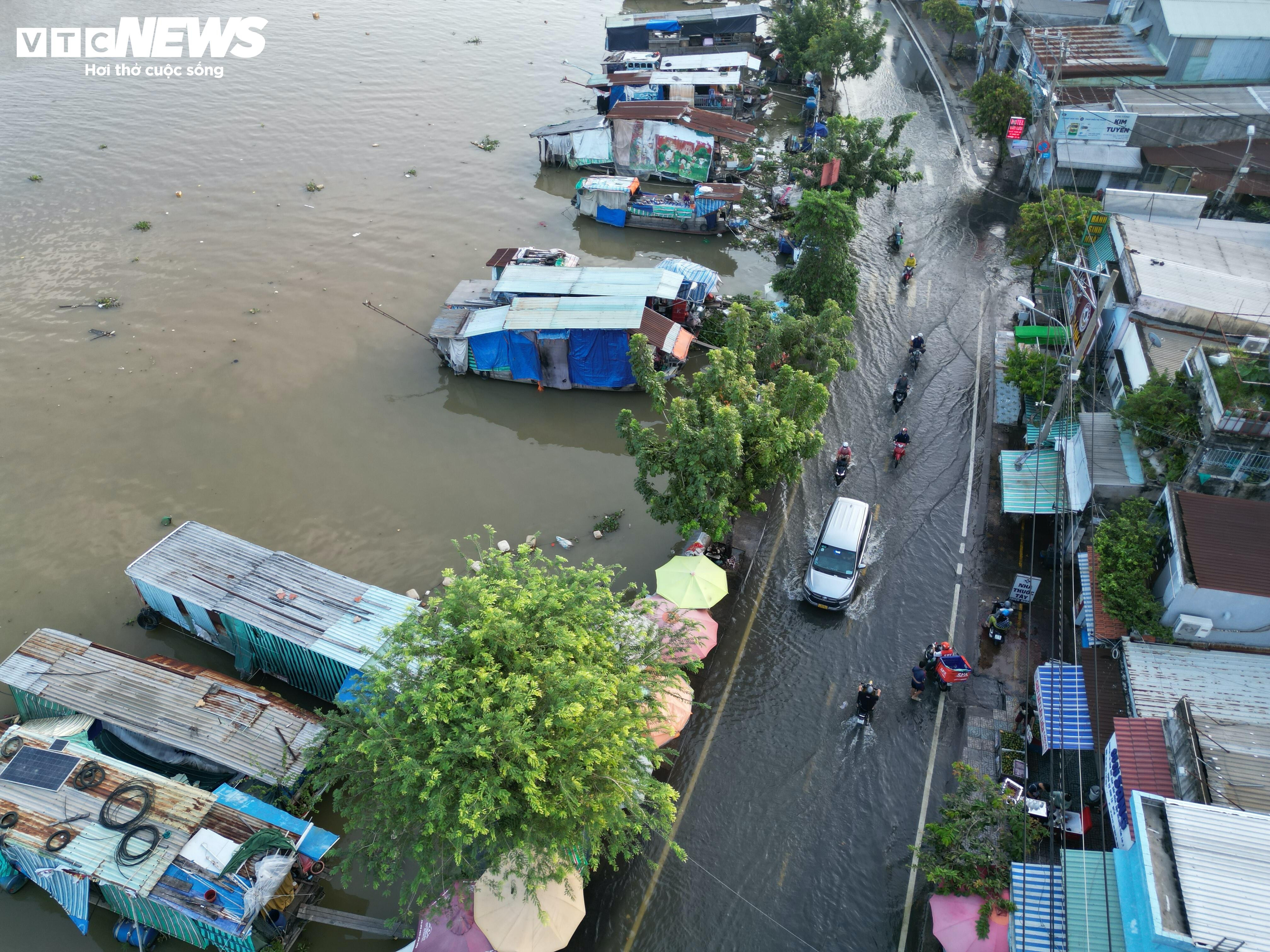 TP.HCM: Triều cường từ sáng sớm, người dân bì bõm giữa biển nước - 9