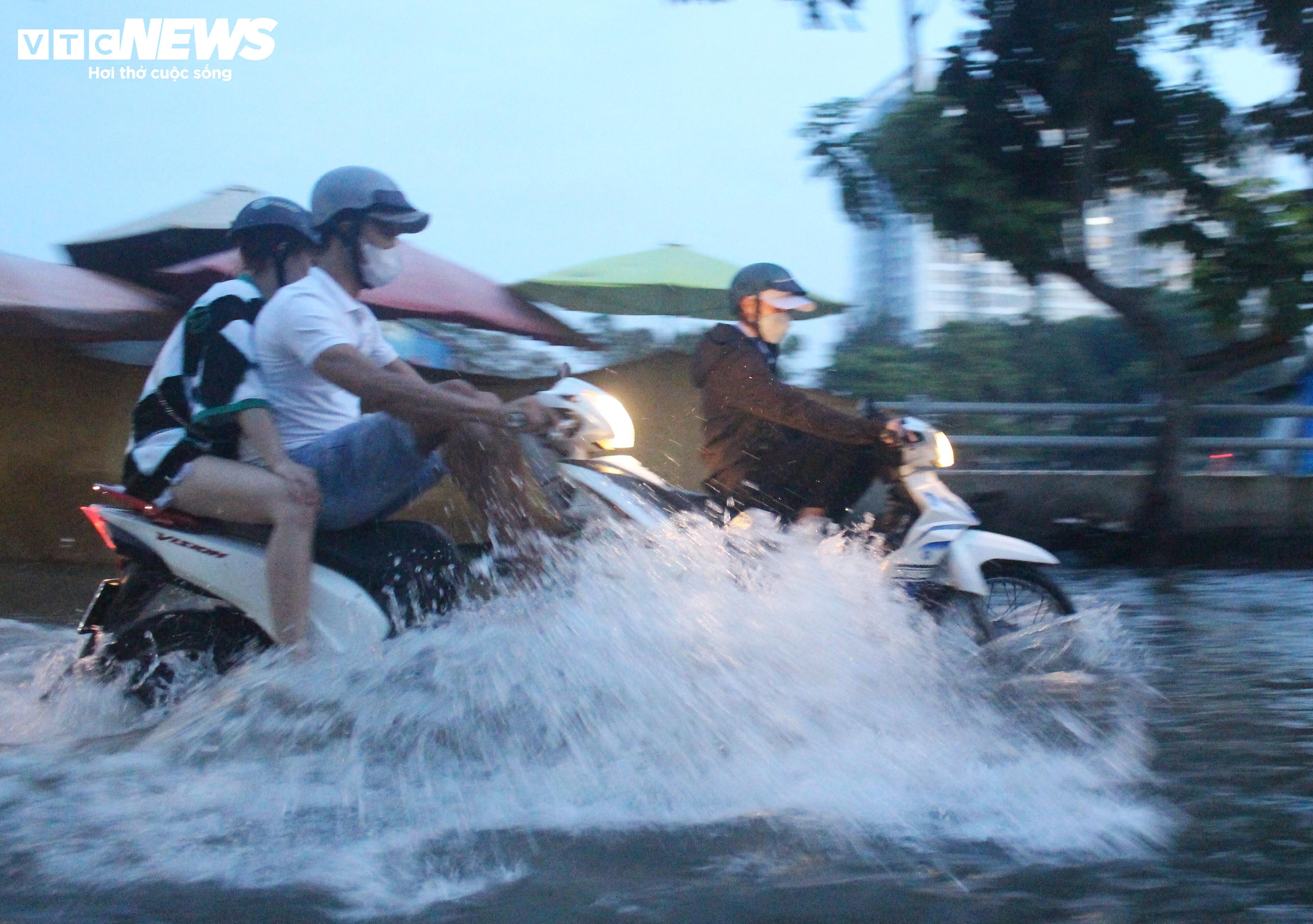 TP.HCM: Triều cường từ sáng sớm, người dân bì bõm giữa biển nước - 12