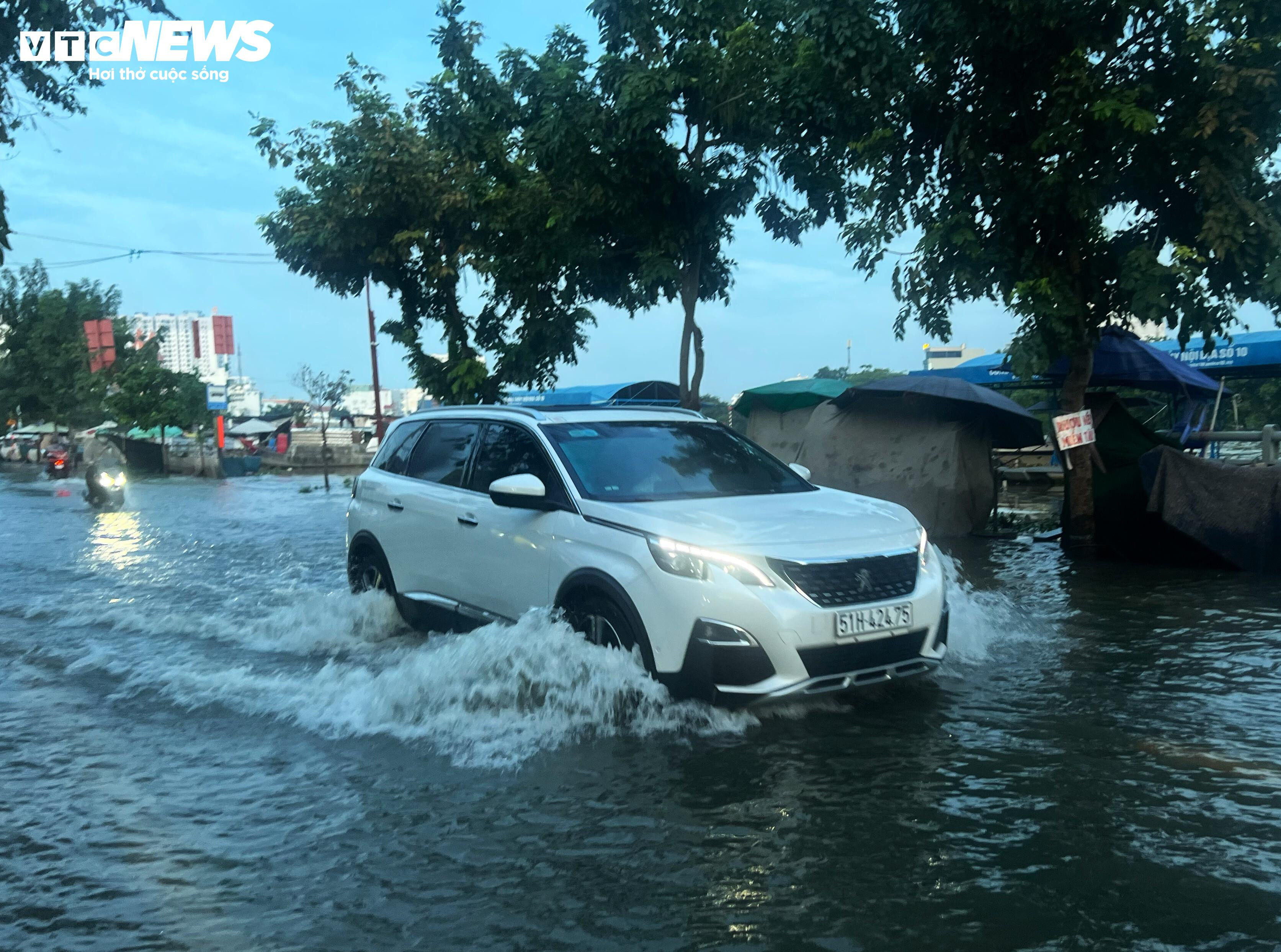 TP.HCM: Triều cường từ sáng sớm, người dân bì bõm giữa biển nước - 16