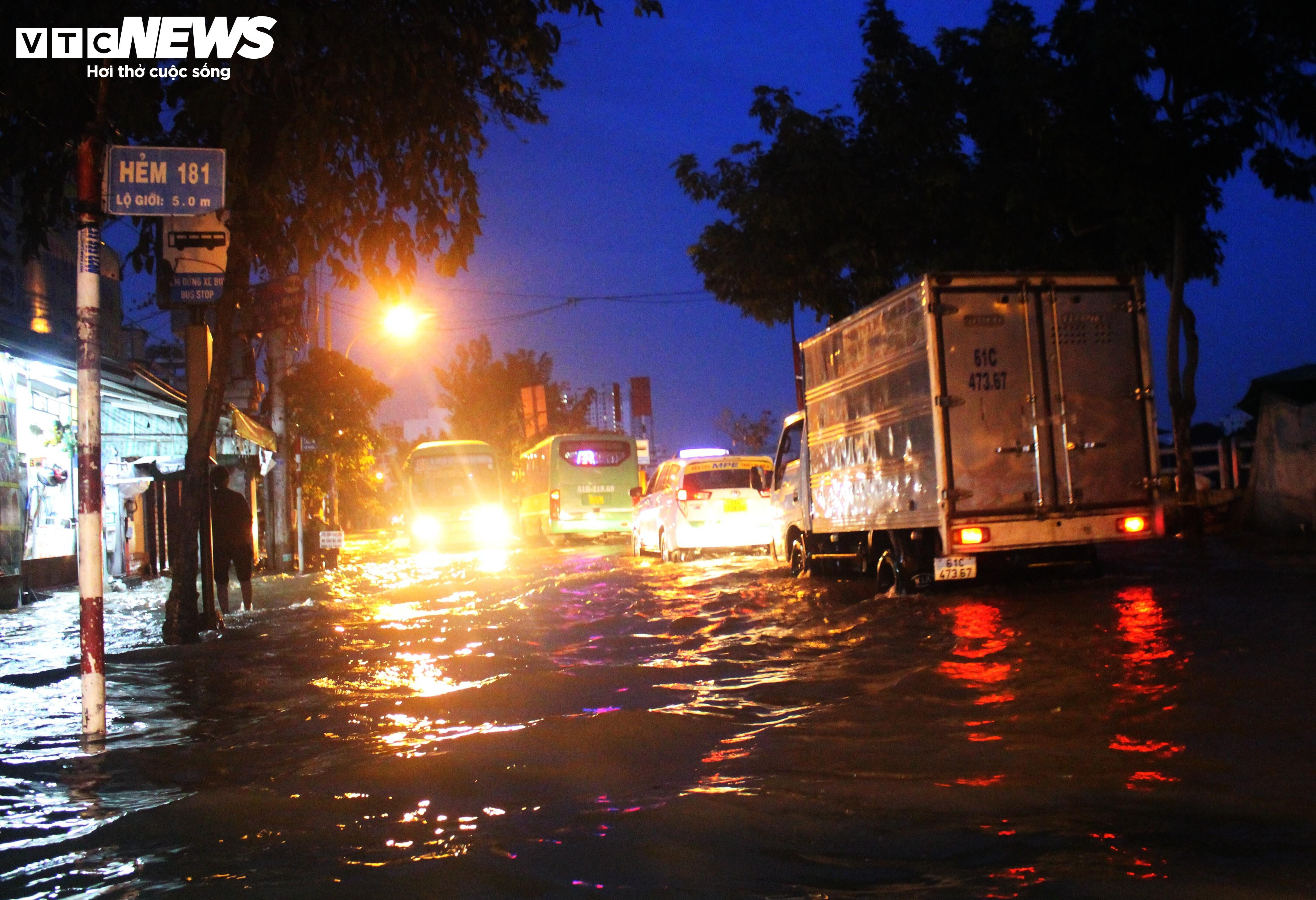 TP.HCM: Triều cường từ sáng sớm, người dân bì bõm giữa biển nước - 2