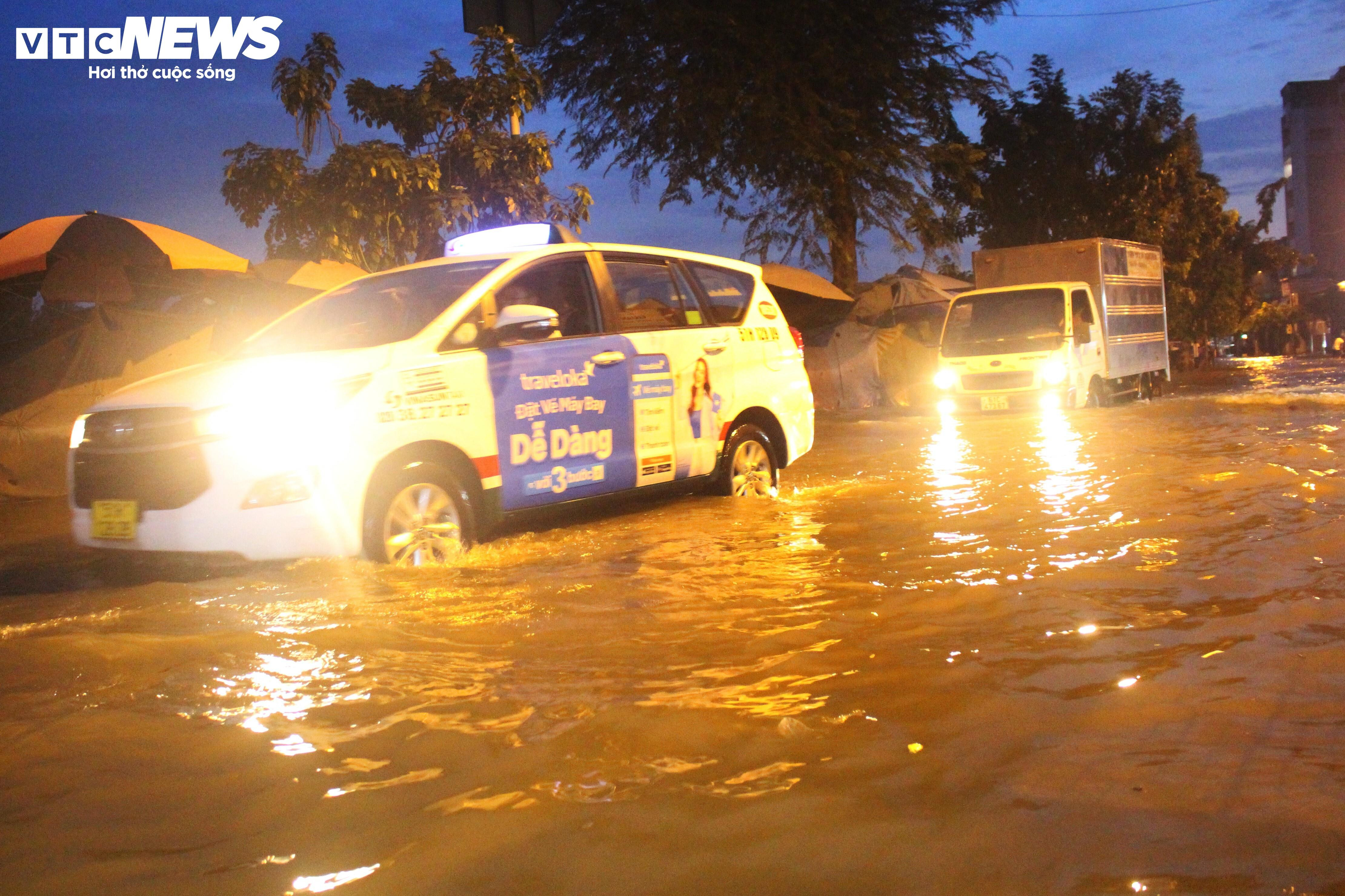 TP.HCM: Triều cường từ sáng sớm, người dân bì bõm giữa biển nước - 3