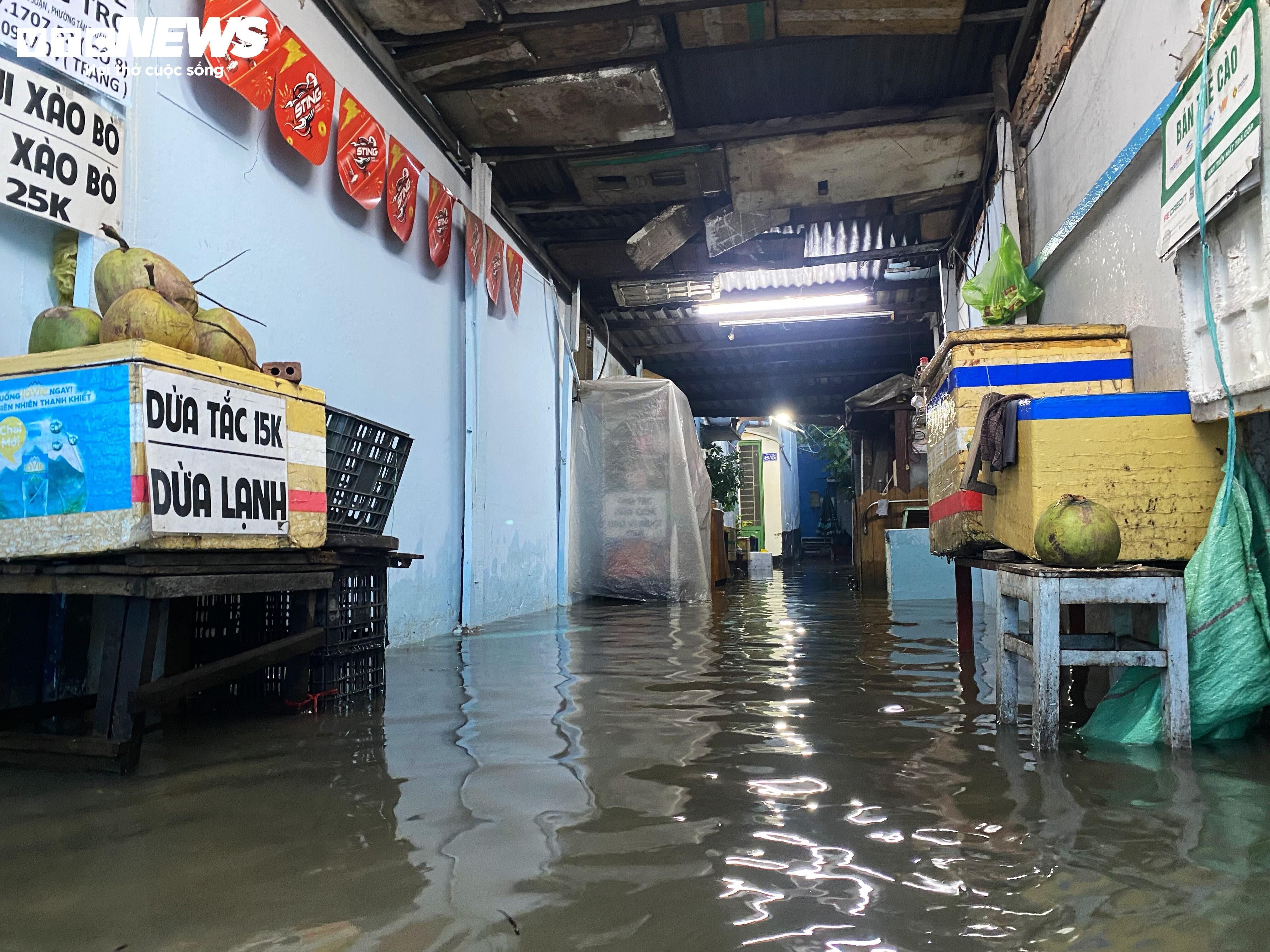 TP.HCM: Triều cường từ sáng sớm, người dân bì bõm giữa biển nước - 7