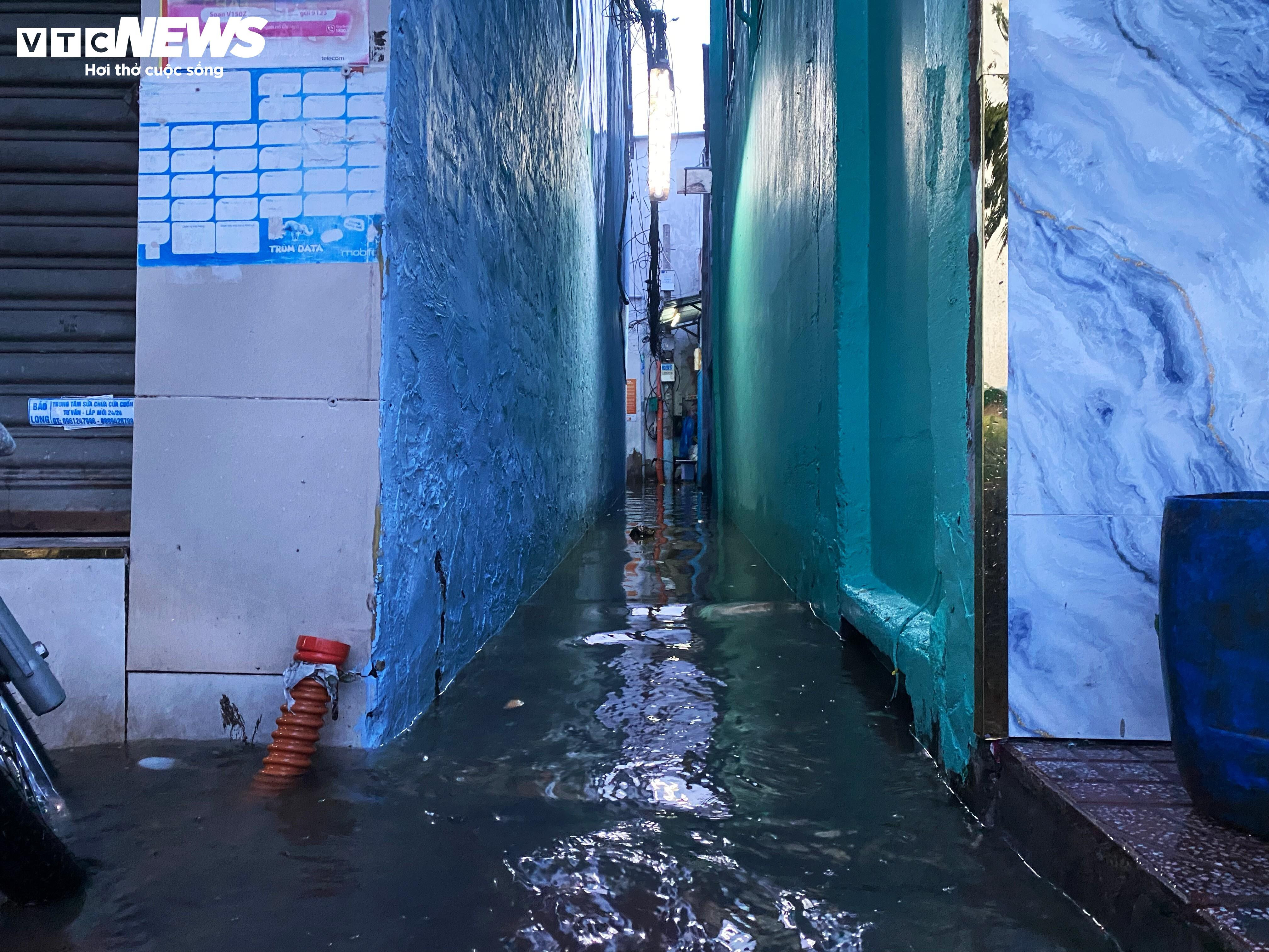 TP.HCM: Triều cường từ sáng sớm, người dân bì bõm giữa biển nước - 8