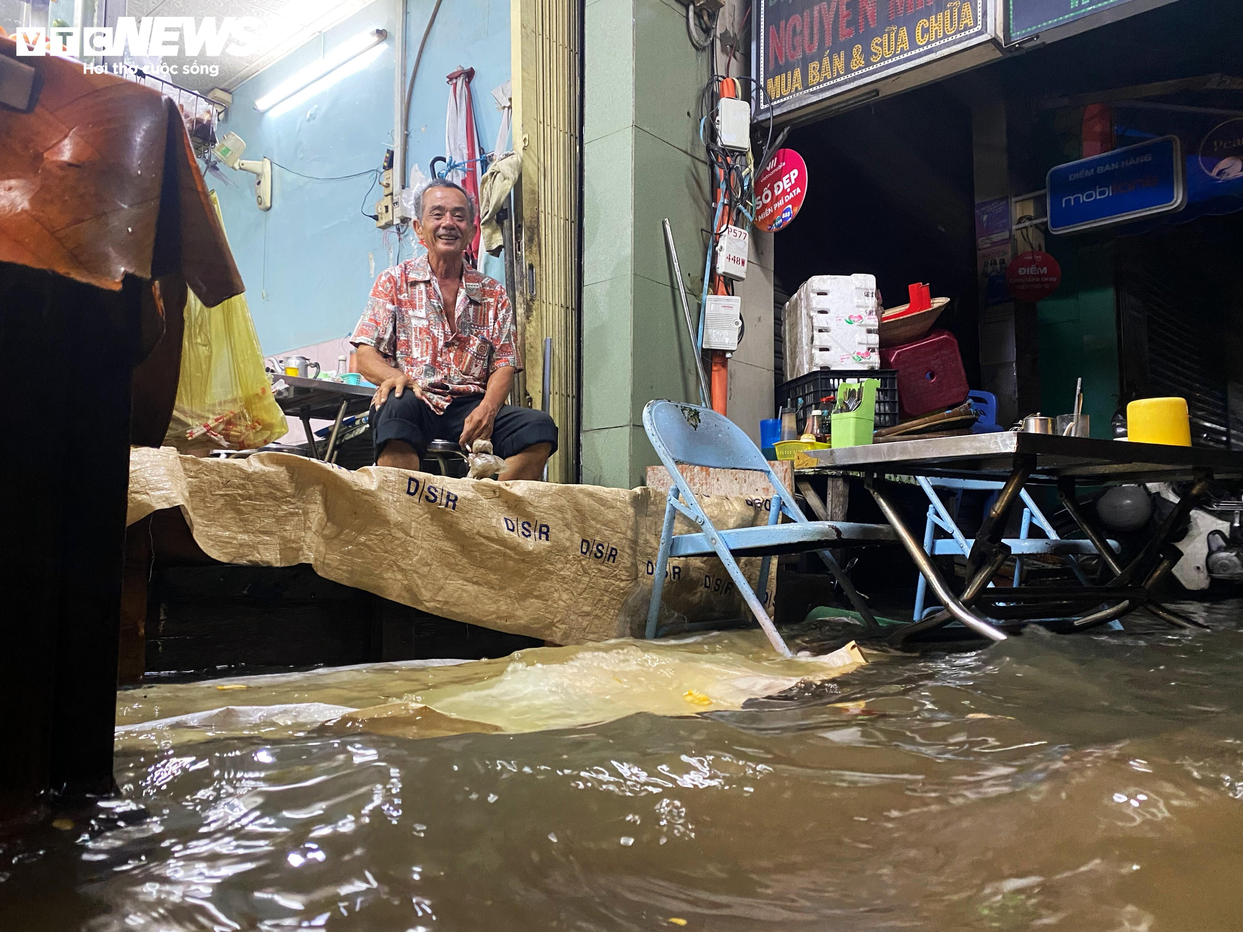 TP.HCM: Triều cường từ sáng sớm, người dân bì bõm giữa biển nước - 5