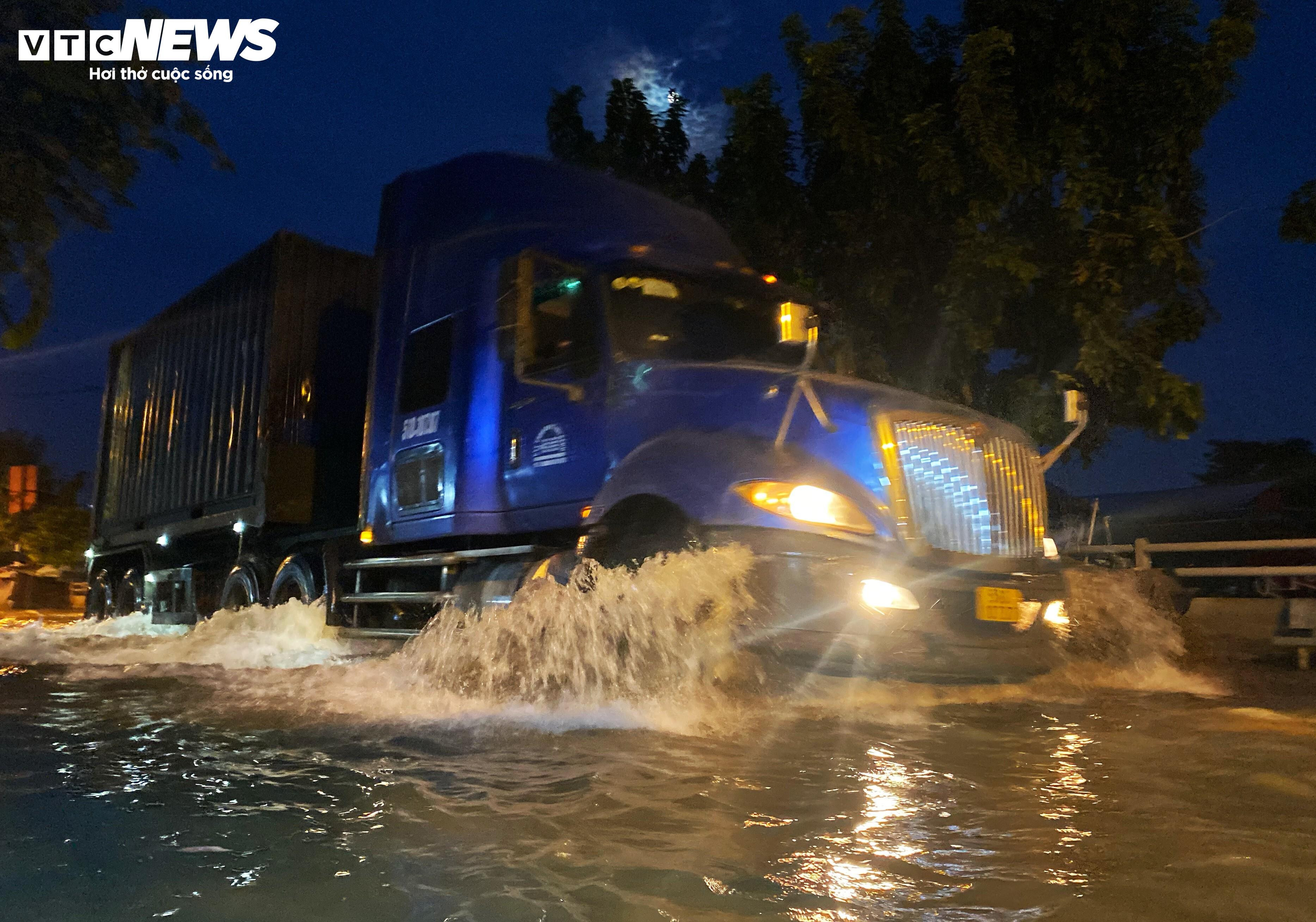 TP.HCM: Triều cường từ sáng sớm, người dân bì bõm giữa biển nước - 4