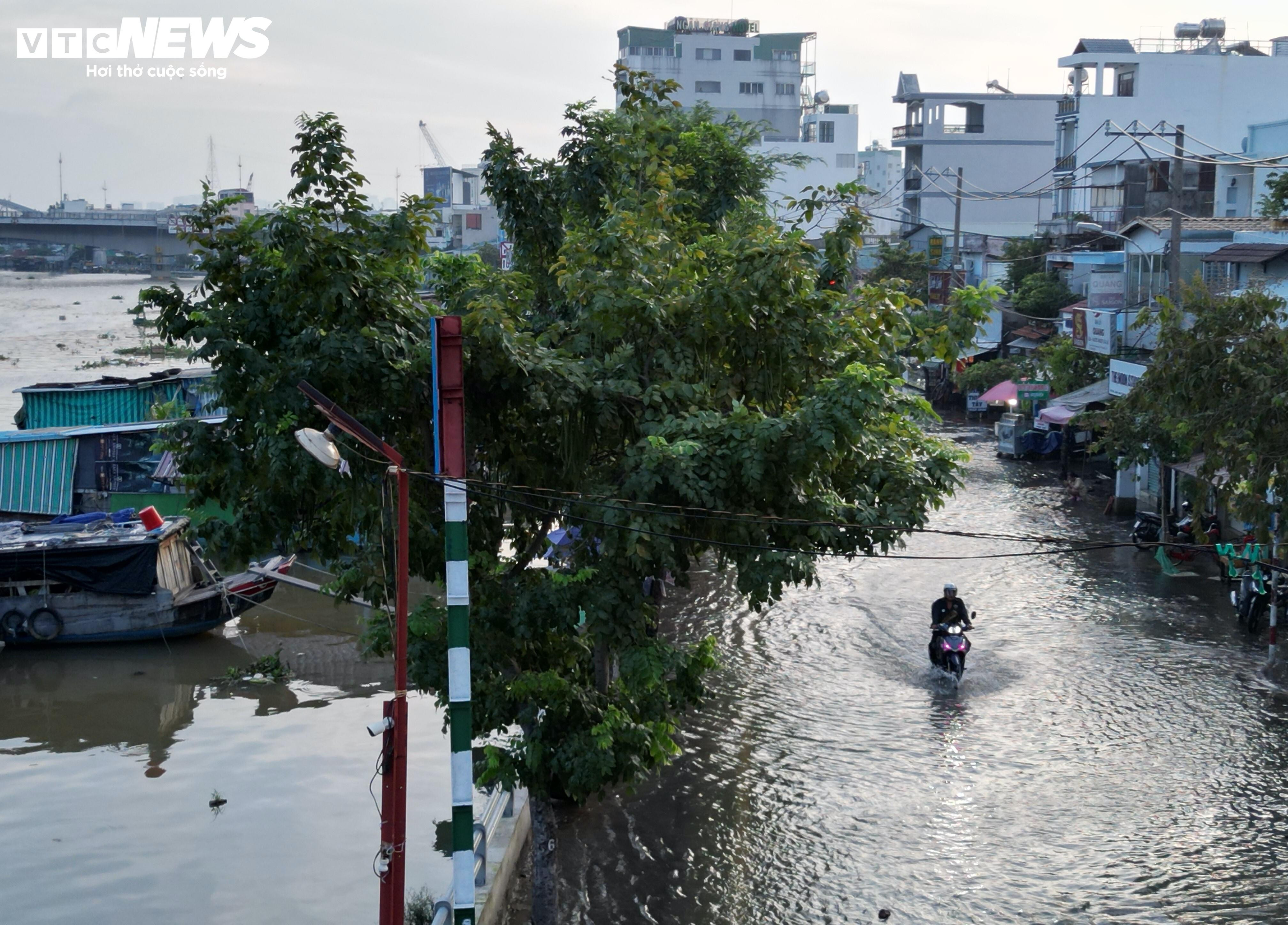 TP.HCM: Triều cường từ sáng sớm, người dân bì bõm giữa biển nước - 10