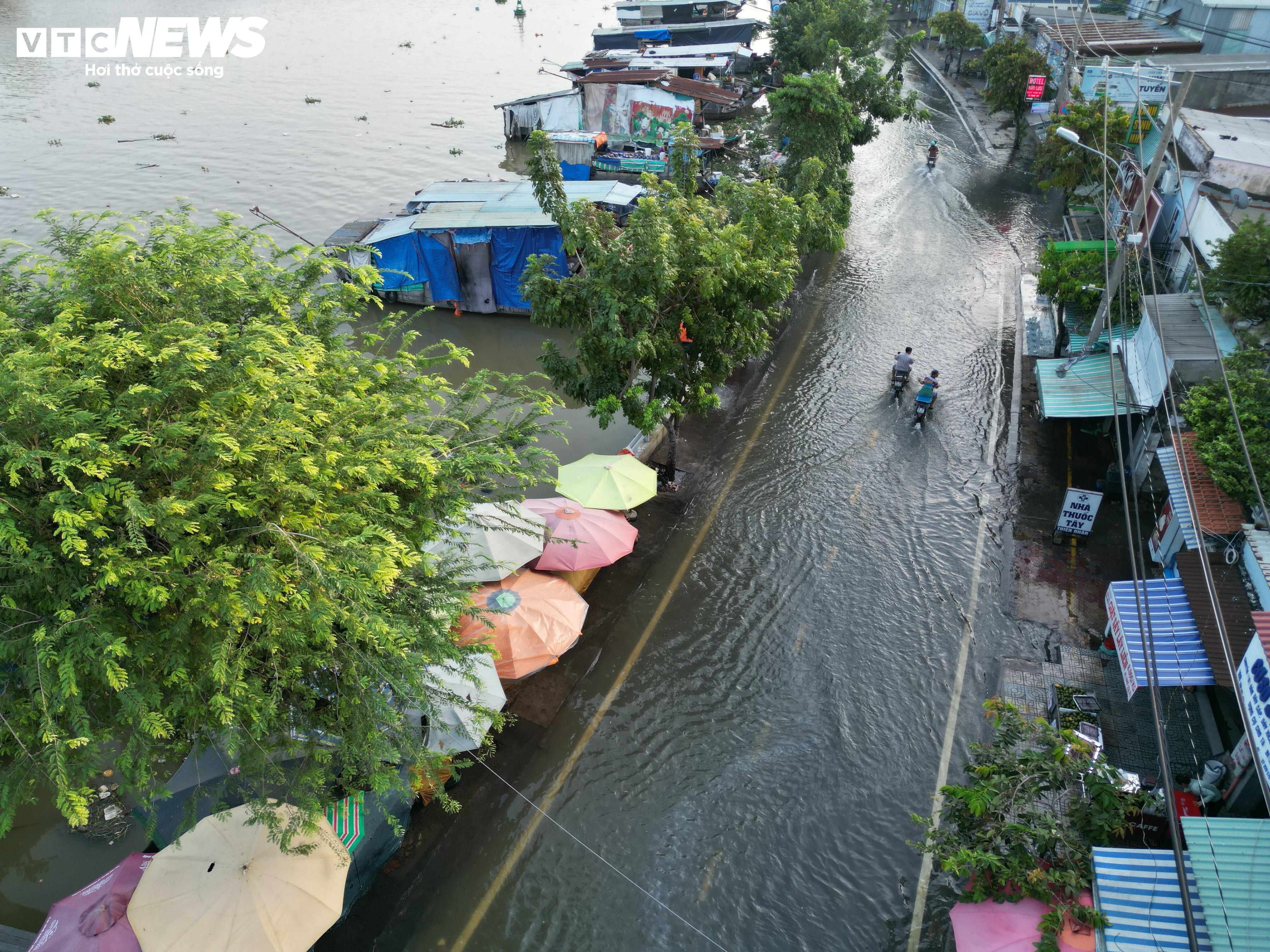 TP.HCM: Triều cường từ sáng sớm, người dân bì bõm giữa biển nước - 18
