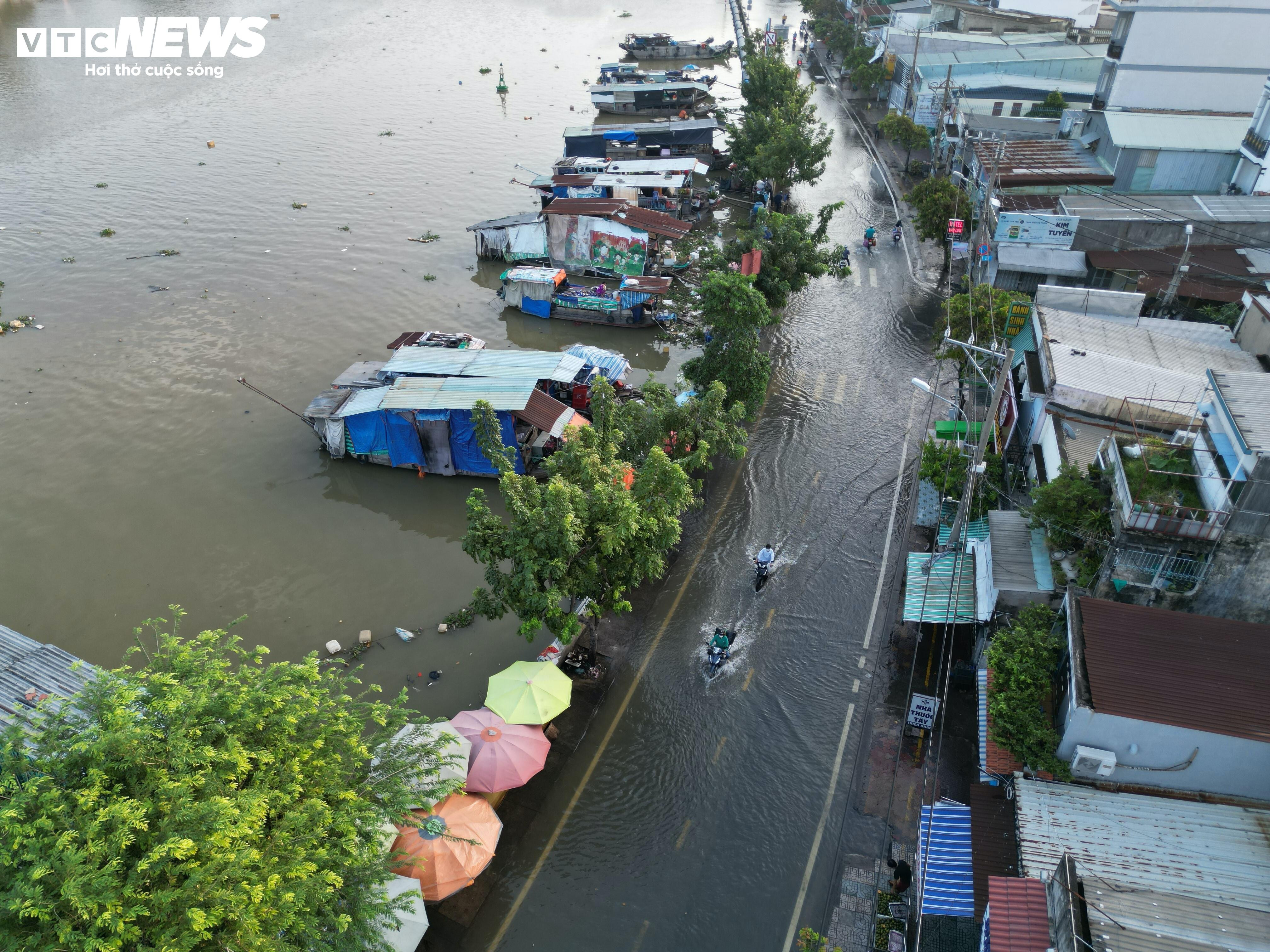 TP.HCM: Triều cường từ sáng sớm, người dân bì bõm giữa biển nước - 19