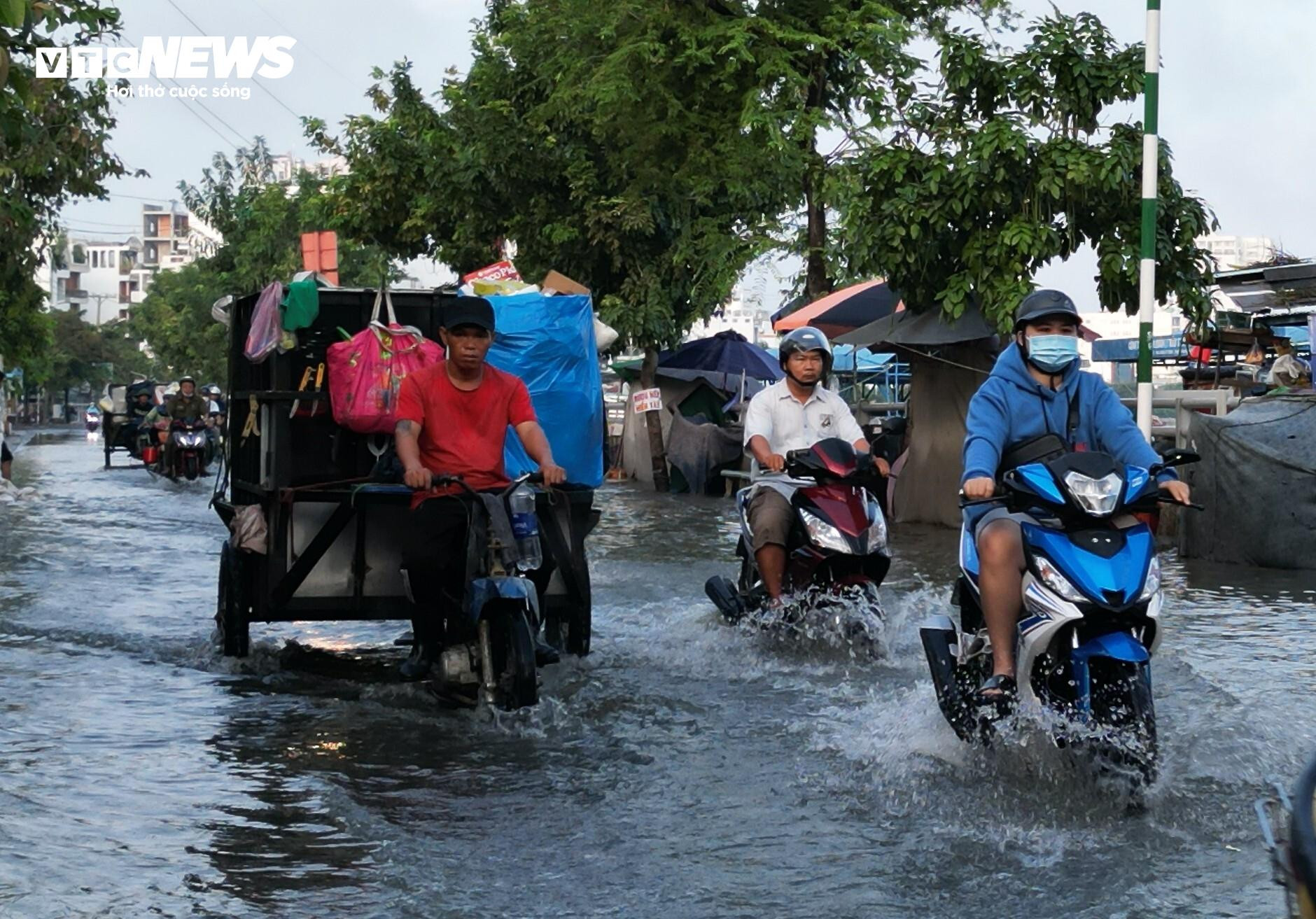 TP.HCM: Triều cường từ sáng sớm, người dân bì bõm giữa biển nước - 17