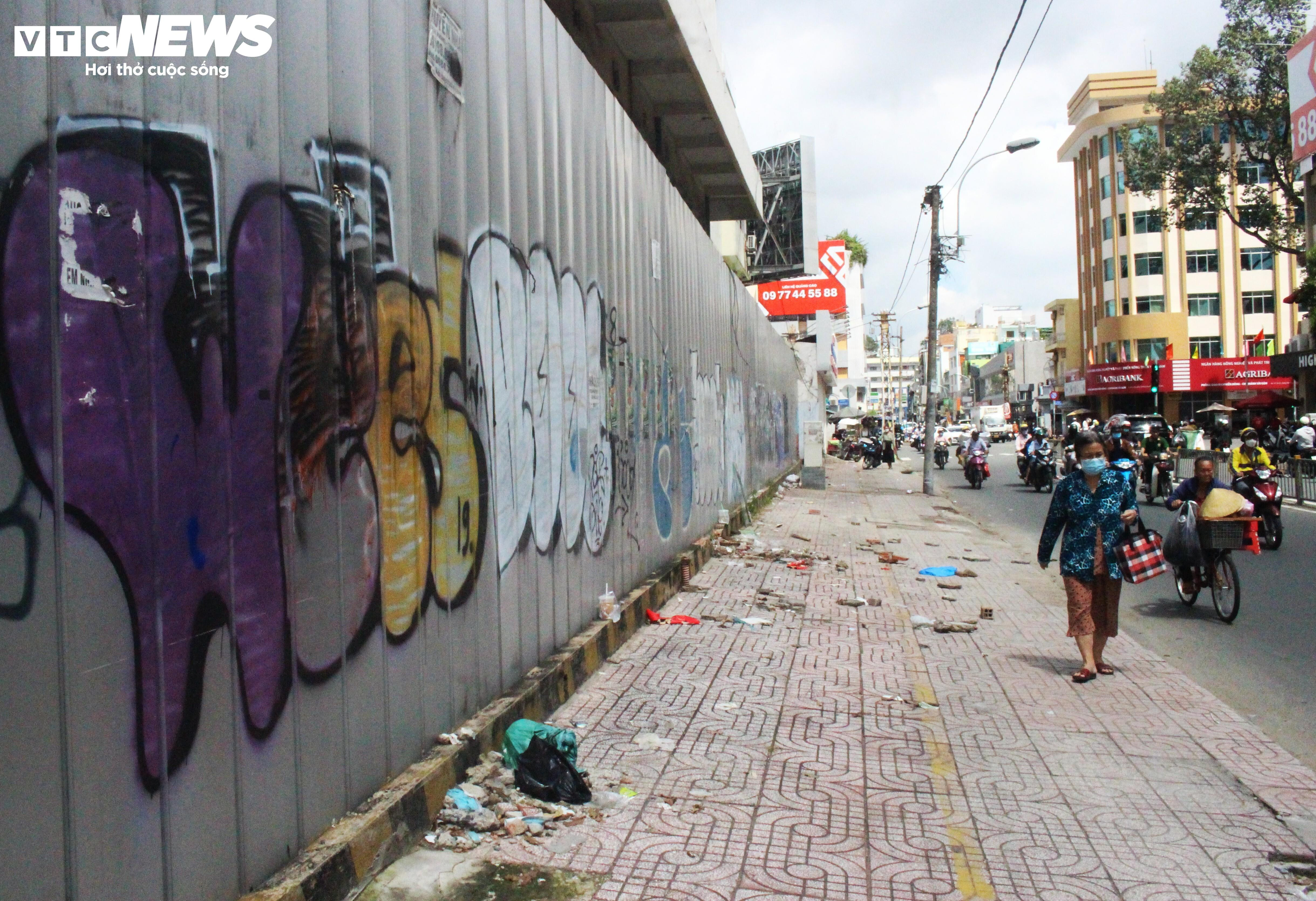Nạn vẽ bậy ngập tràn đường phố, công trình ở trung tâm TP.HCM - 1