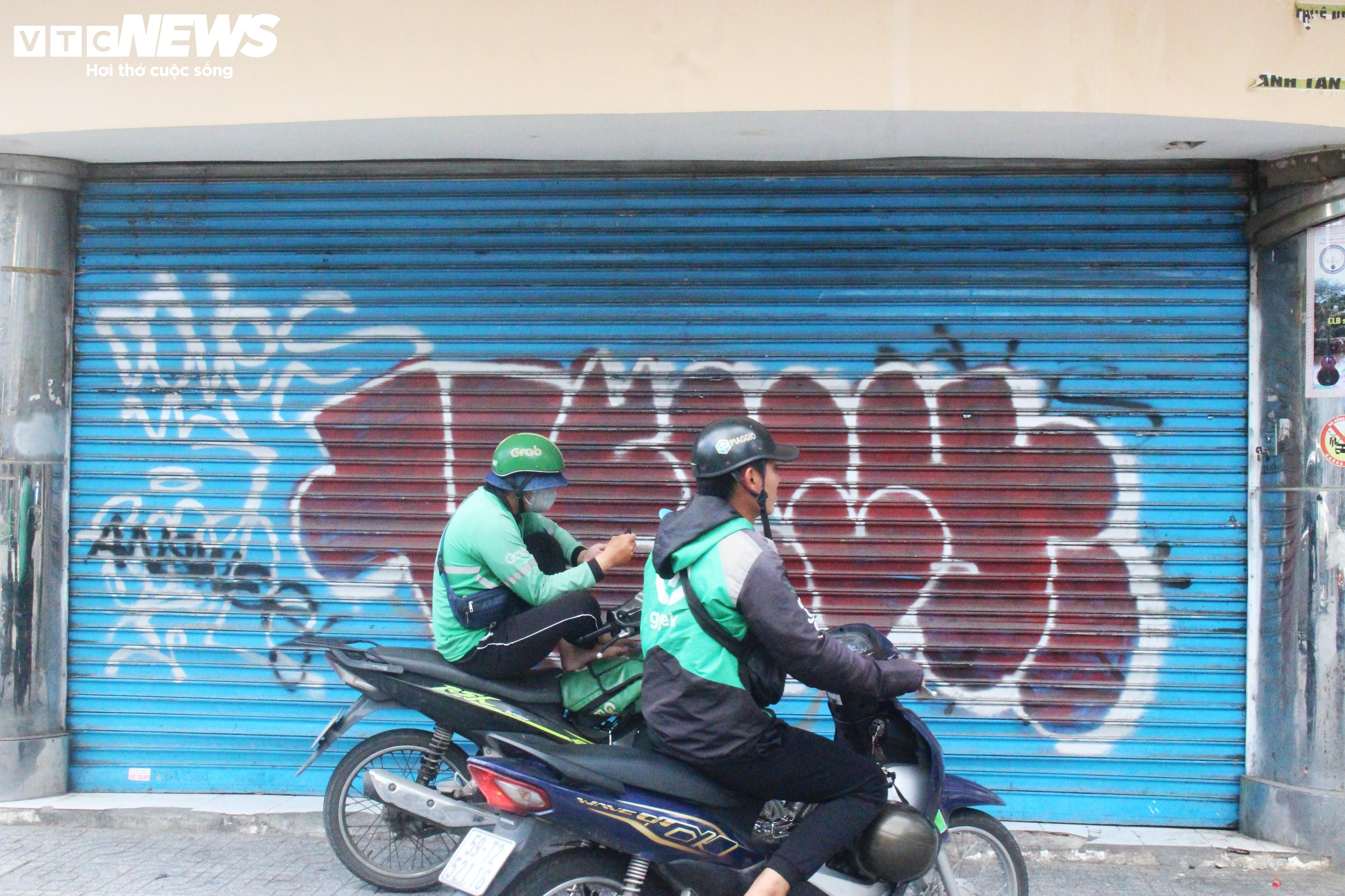 Nạn vẽ bậy ngập tràn đường phố, công trình ở trung tâm TP.HCM - 12