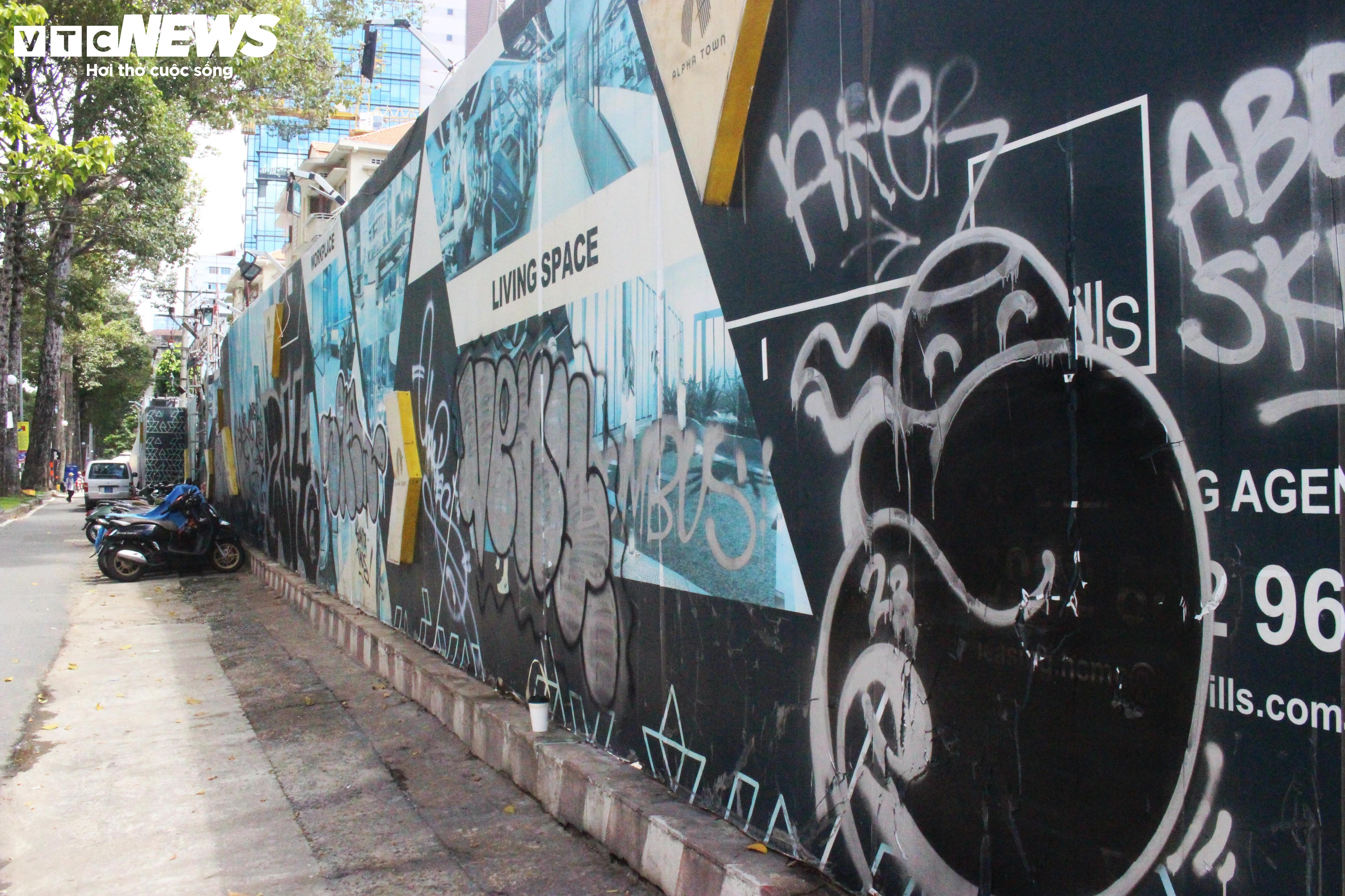 Nạn vẽ bậy ngập tràn đường phố, công trình ở trung tâm TP.HCM - 14