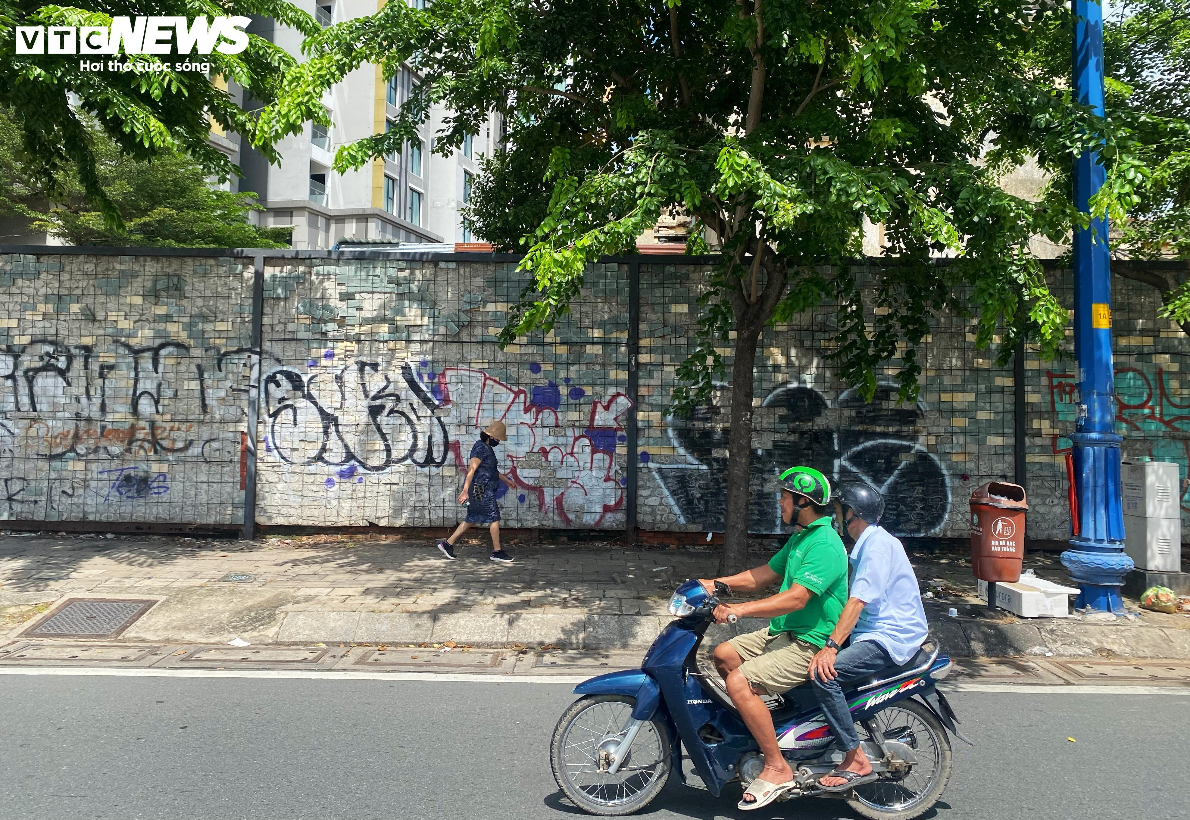 Nạn vẽ bậy ngập tràn đường phố, công trình ở trung tâm TP.HCM - 13