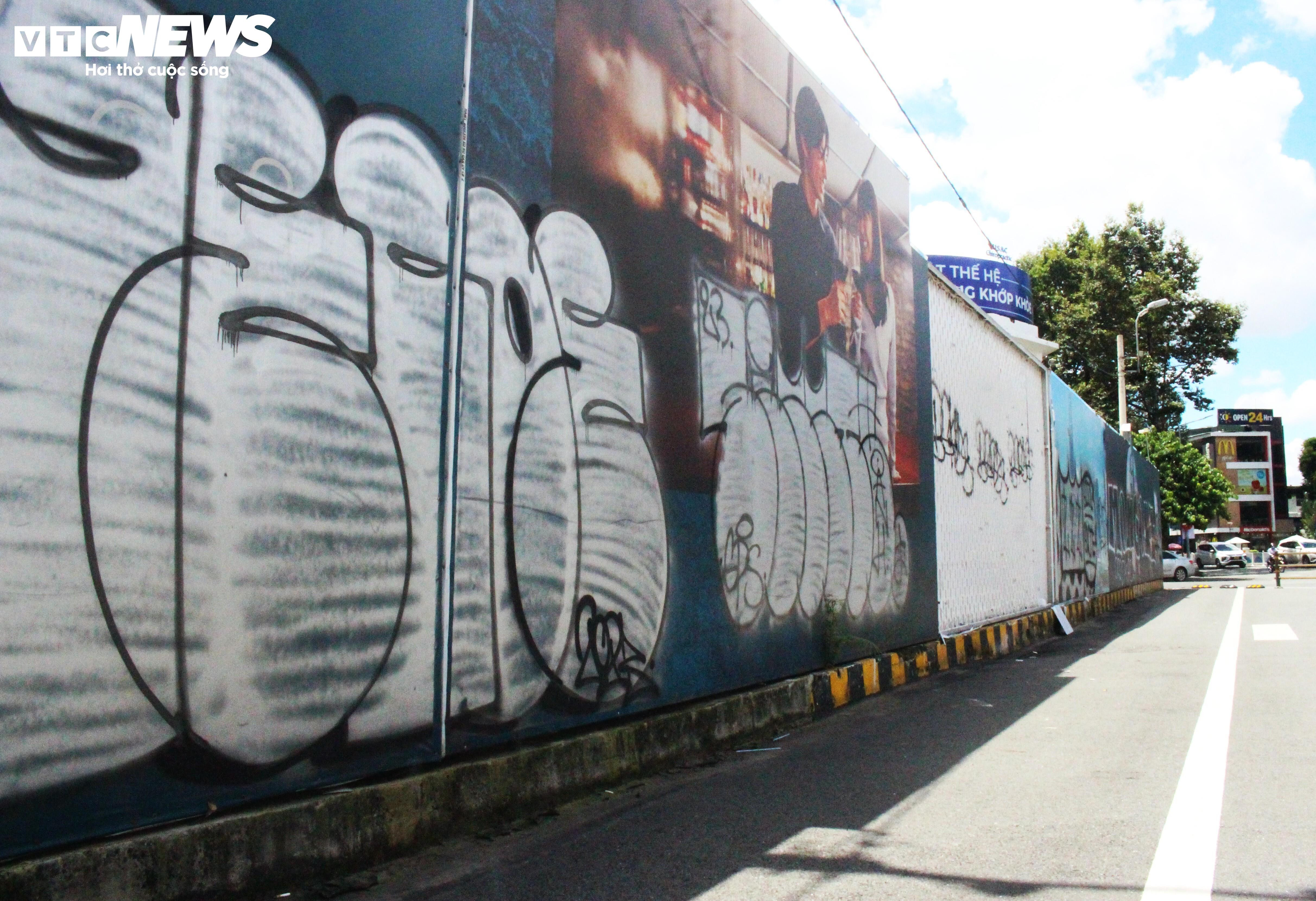 Nạn vẽ bậy ngập tràn đường phố, công trình ở trung tâm TP.HCM - 16