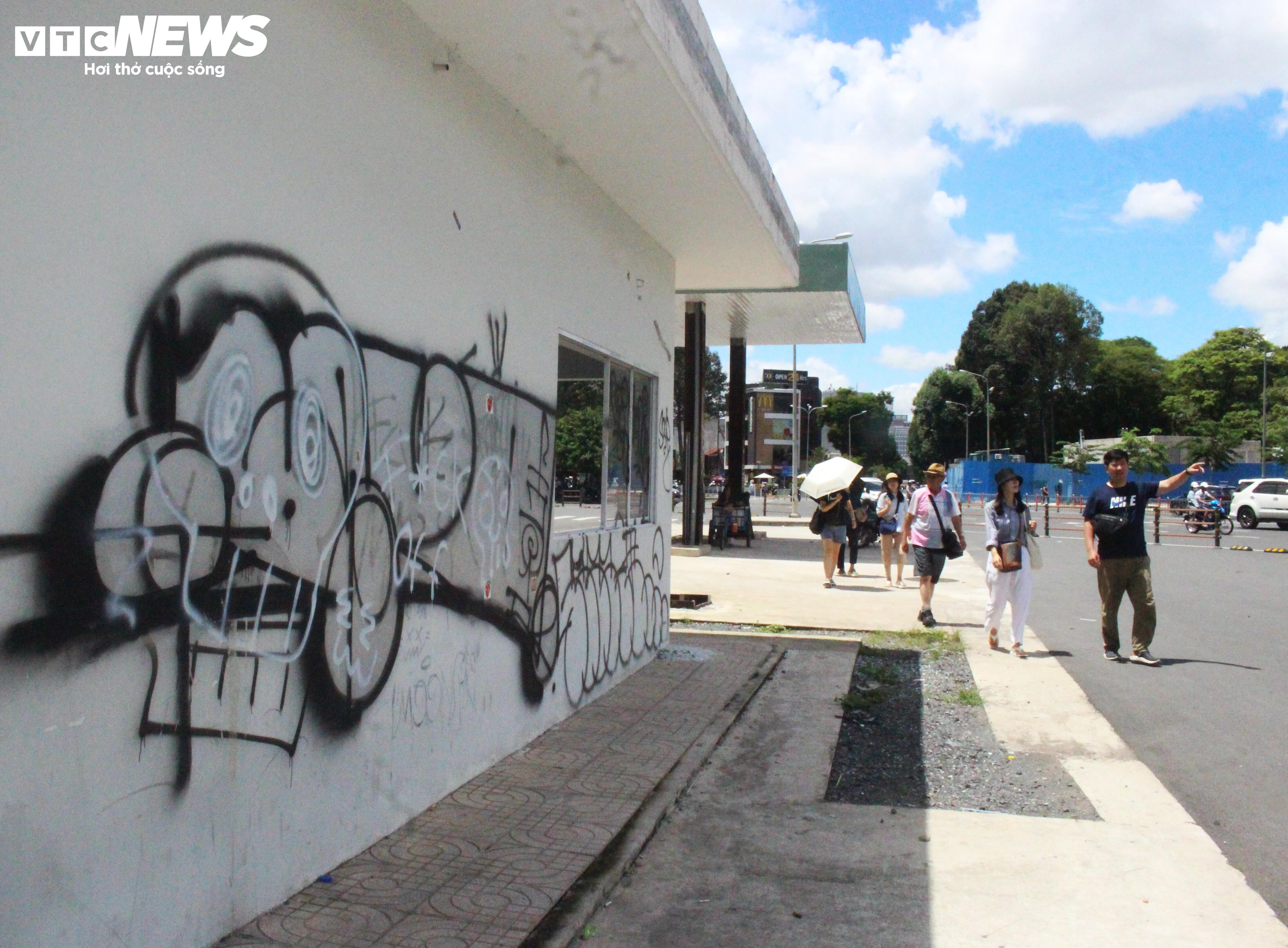 Nạn vẽ bậy ngập tràn đường phố, công trình ở trung tâm TP.HCM - 6