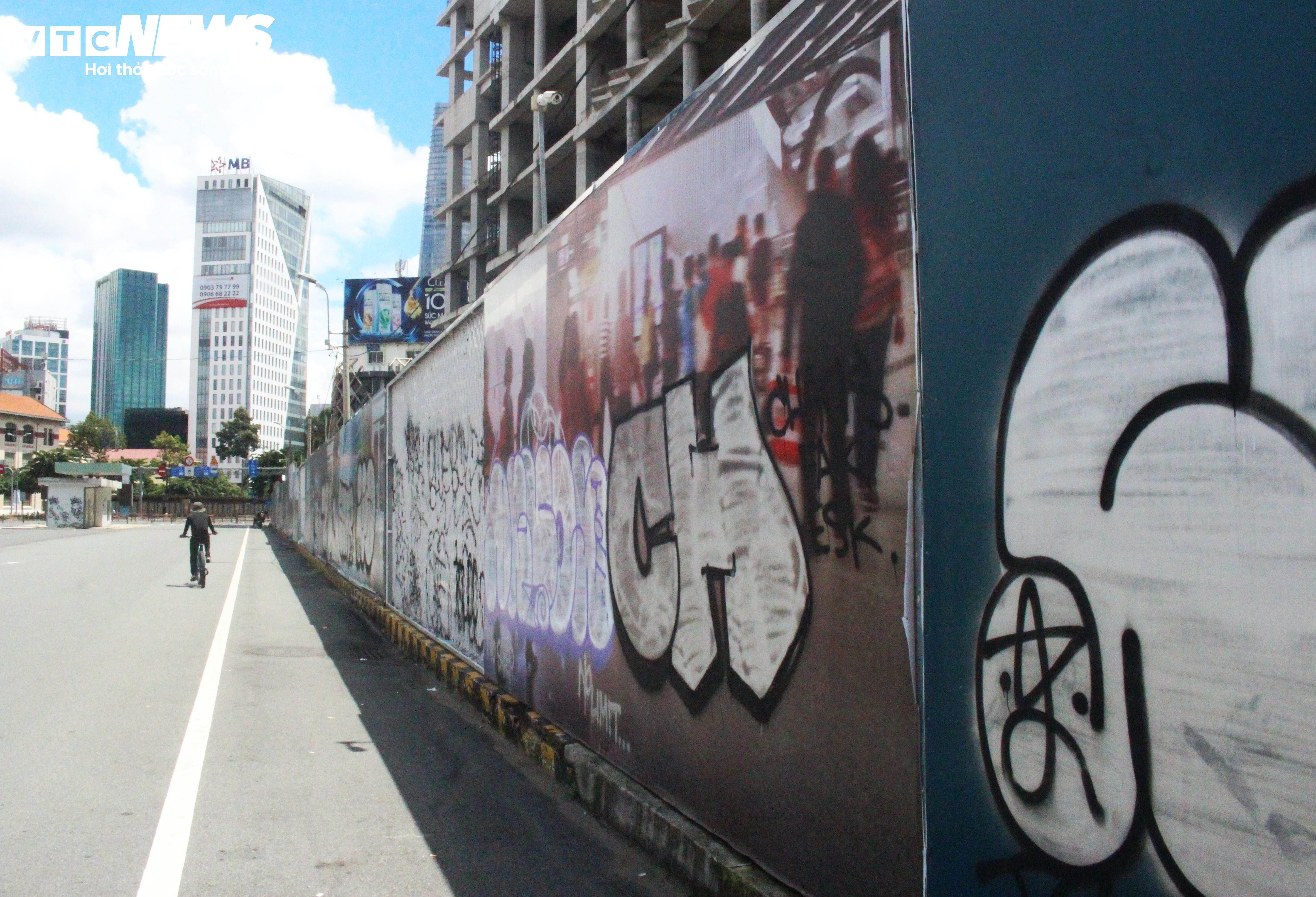Nạn vẽ bậy ngập tràn đường phố, công trình ở trung tâm TP.HCM - 4
