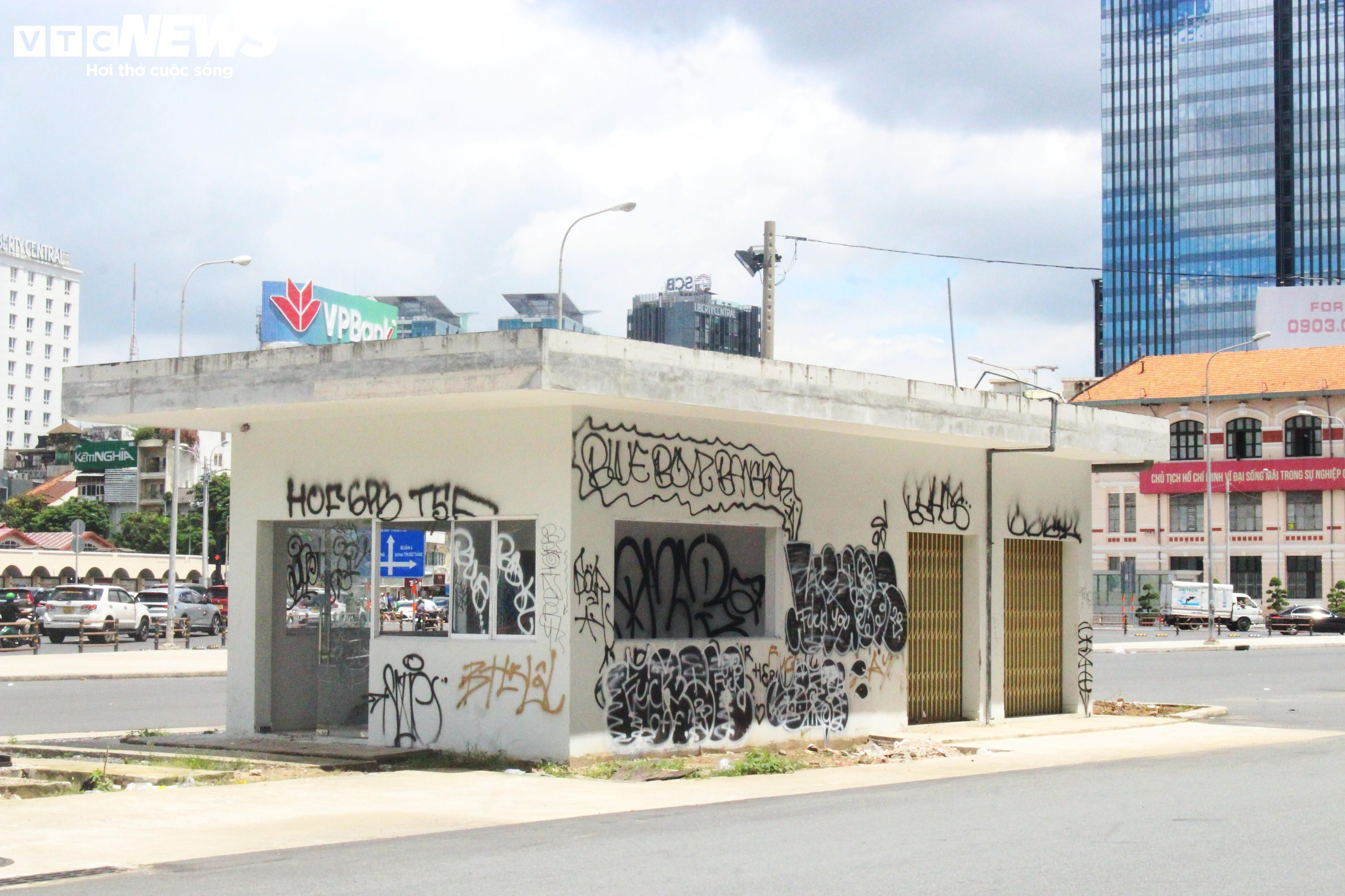 Nạn vẽ bậy ngập tràn đường phố, công trình ở trung tâm TP.HCM - 3