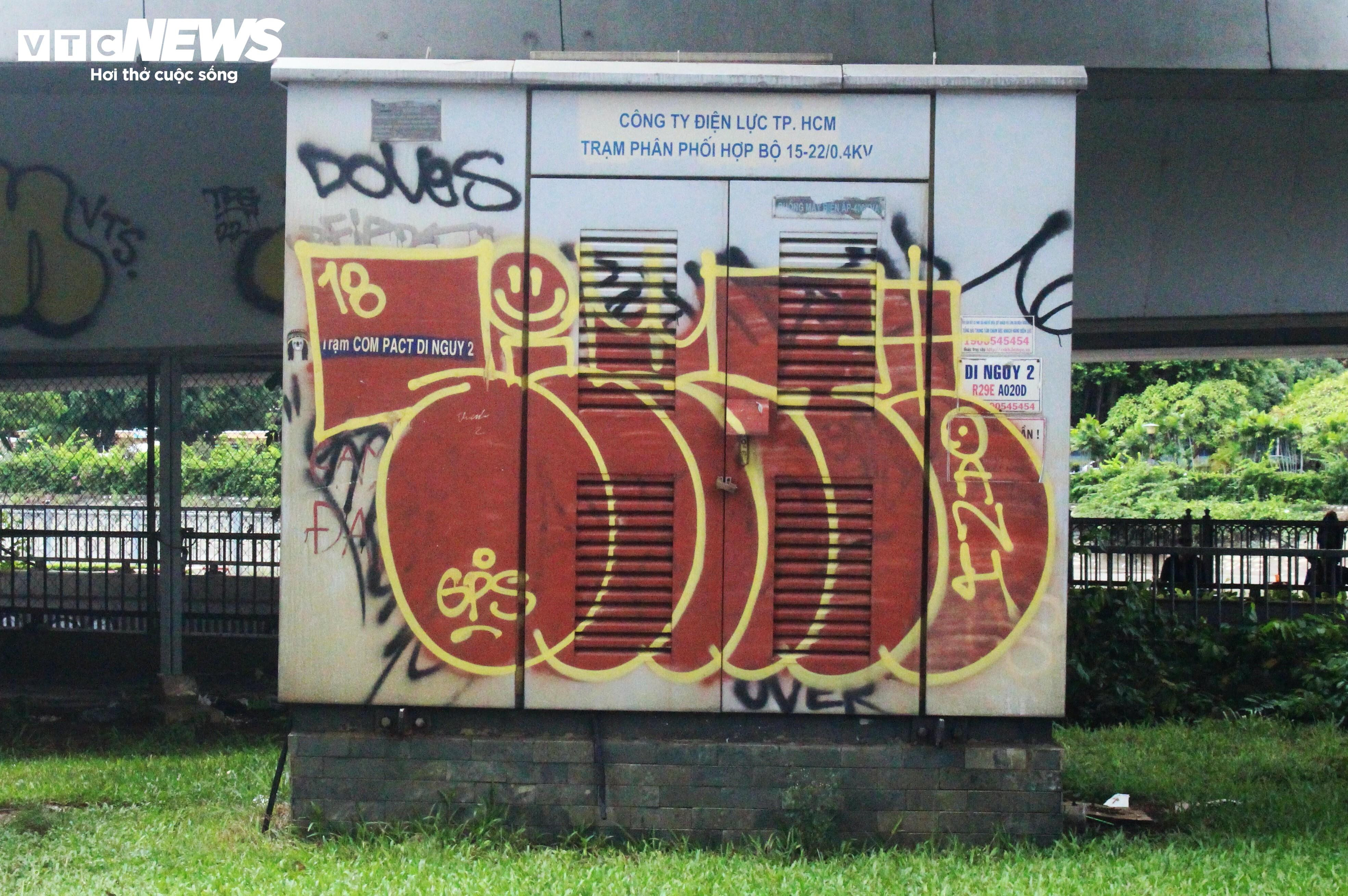 Nạn vẽ bậy ngập tràn đường phố, công trình ở trung tâm TP.HCM - 9