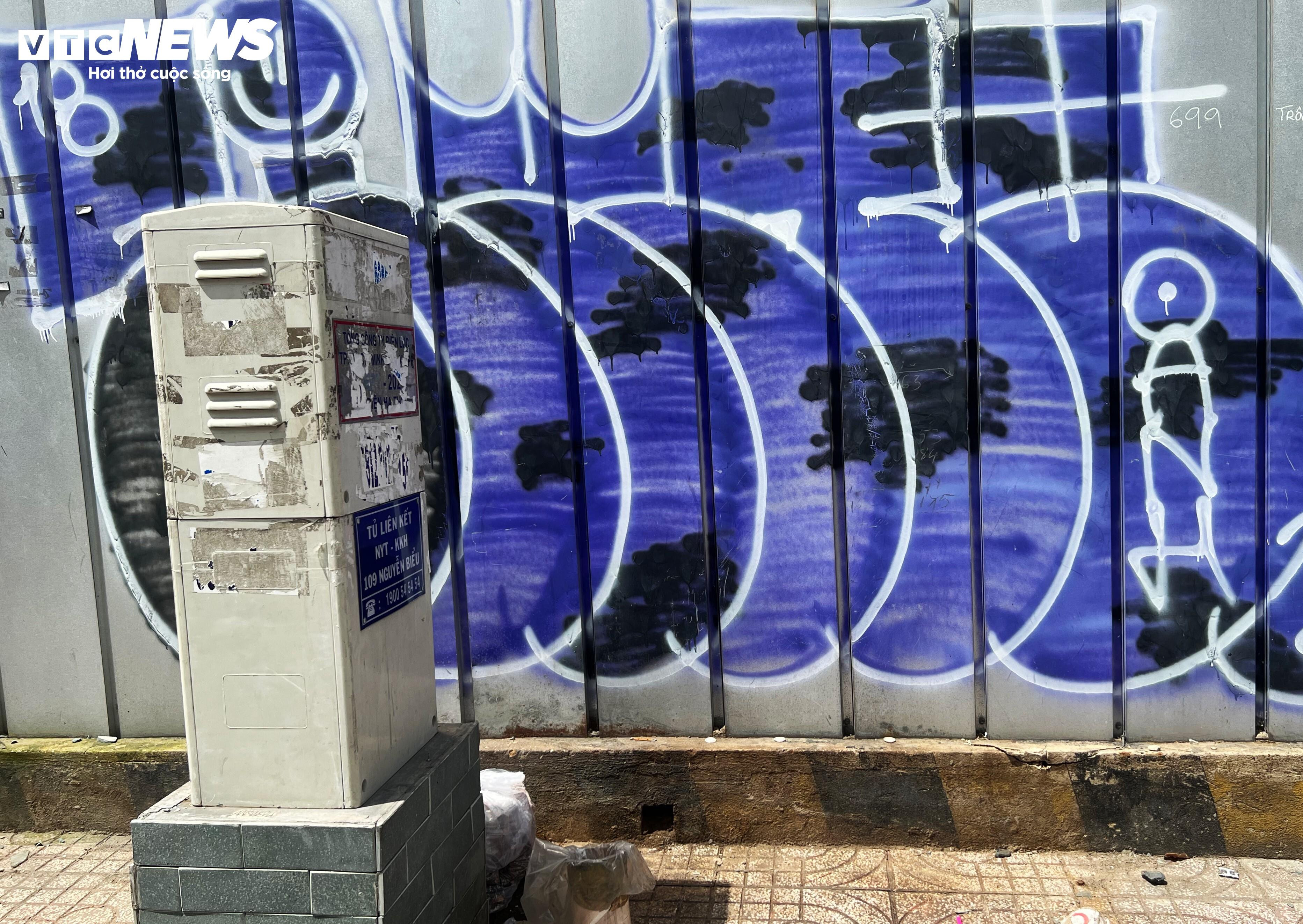 Nạn vẽ bậy ngập tràn đường phố, công trình ở trung tâm TP.HCM - 17