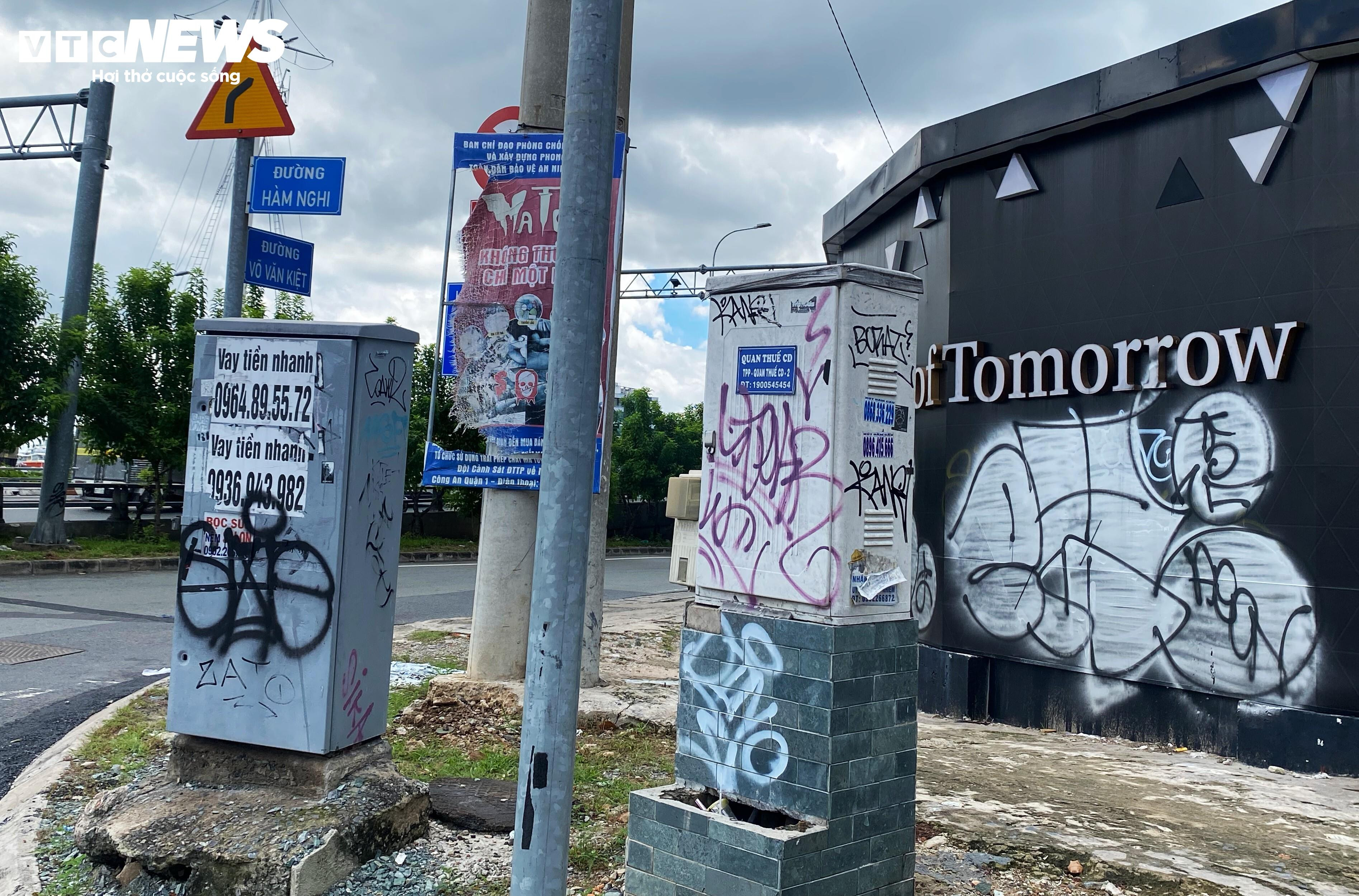 Nạn vẽ bậy ngập tràn đường phố, công trình ở trung tâm TP.HCM - 8