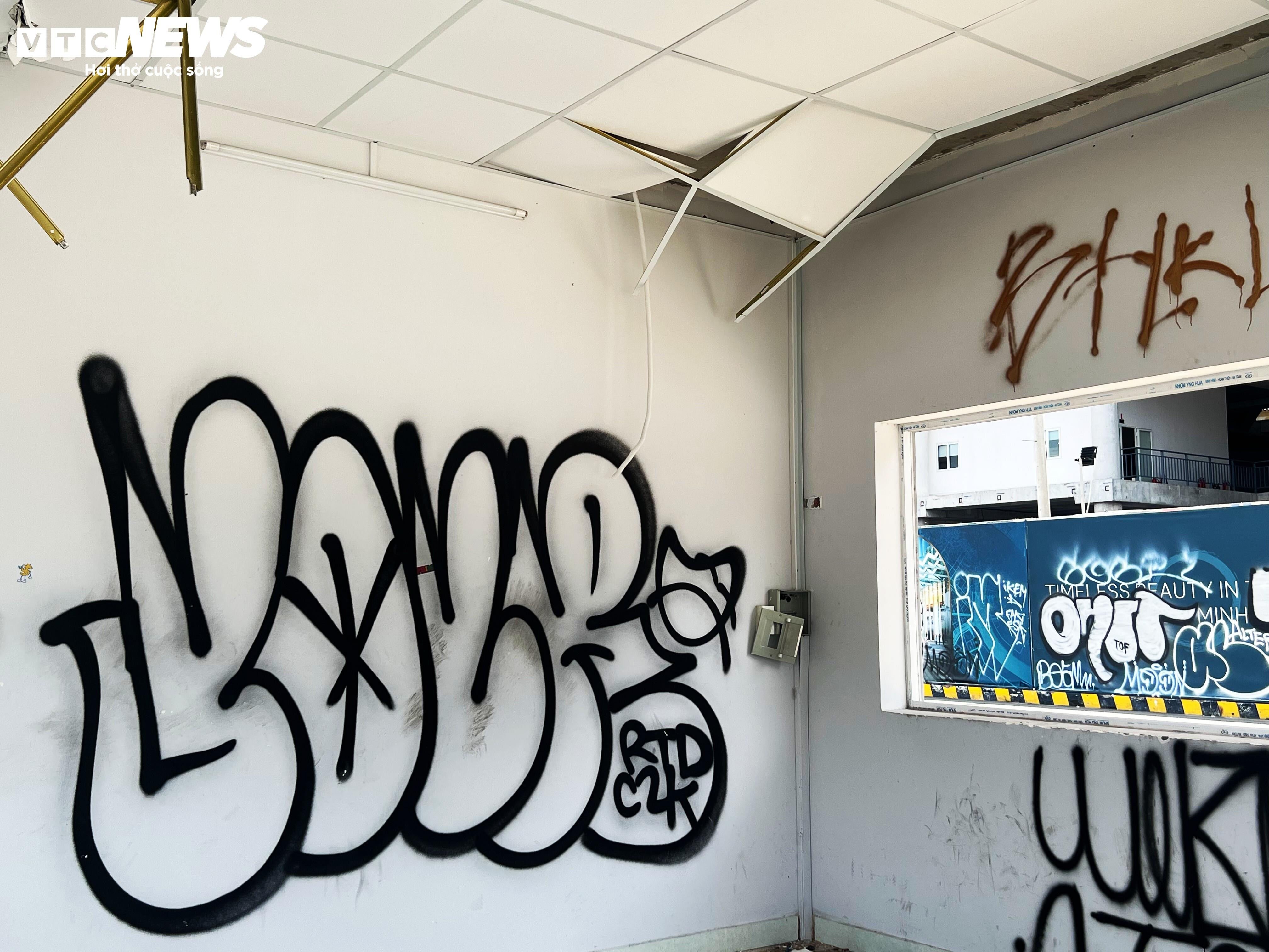 Nạn vẽ bậy ngập tràn đường phố, công trình ở trung tâm TP.HCM - 5