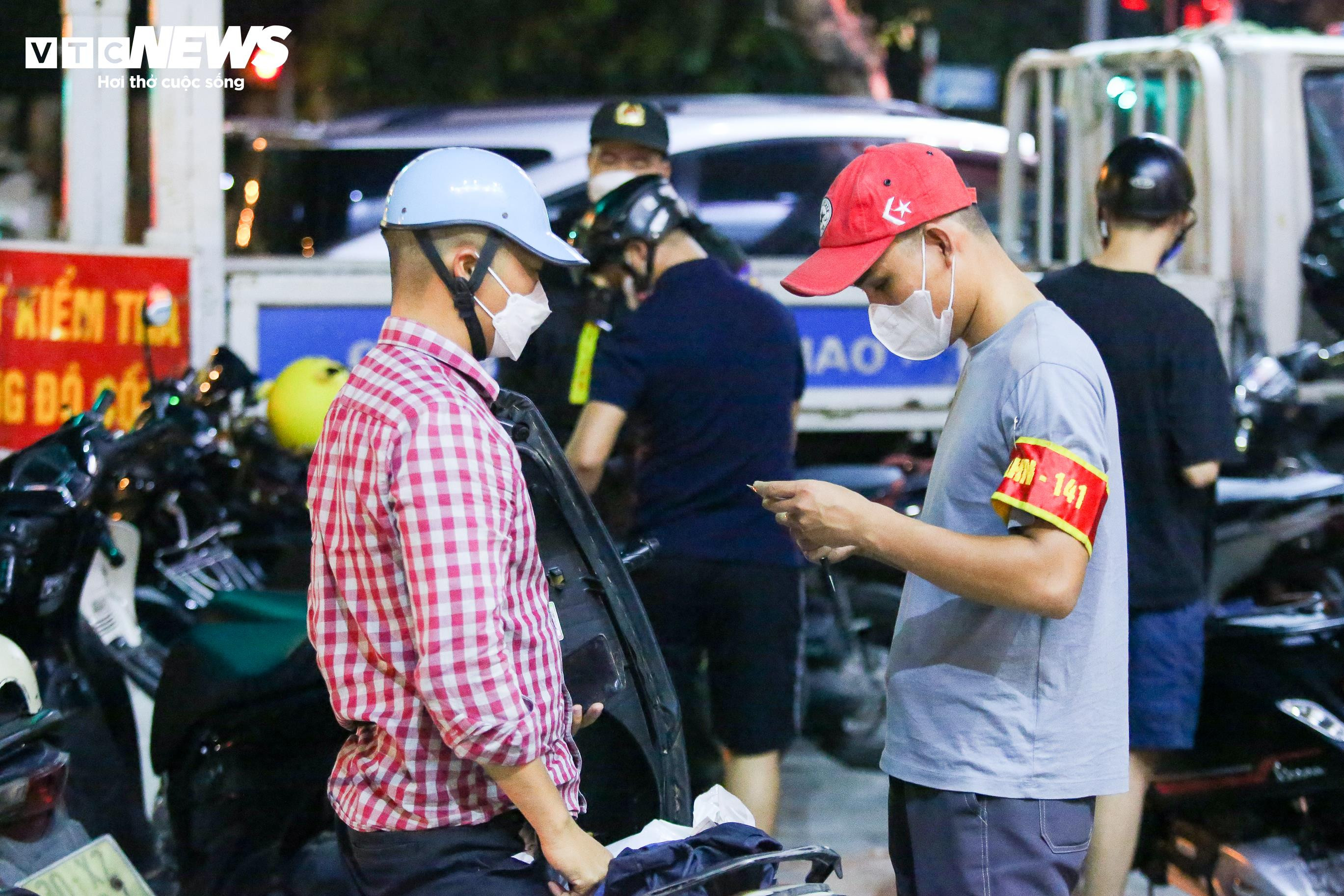 Bị CSGT lập biên bản xử phạt, tài xế ngang nhiên bỏ xe đi về - 5