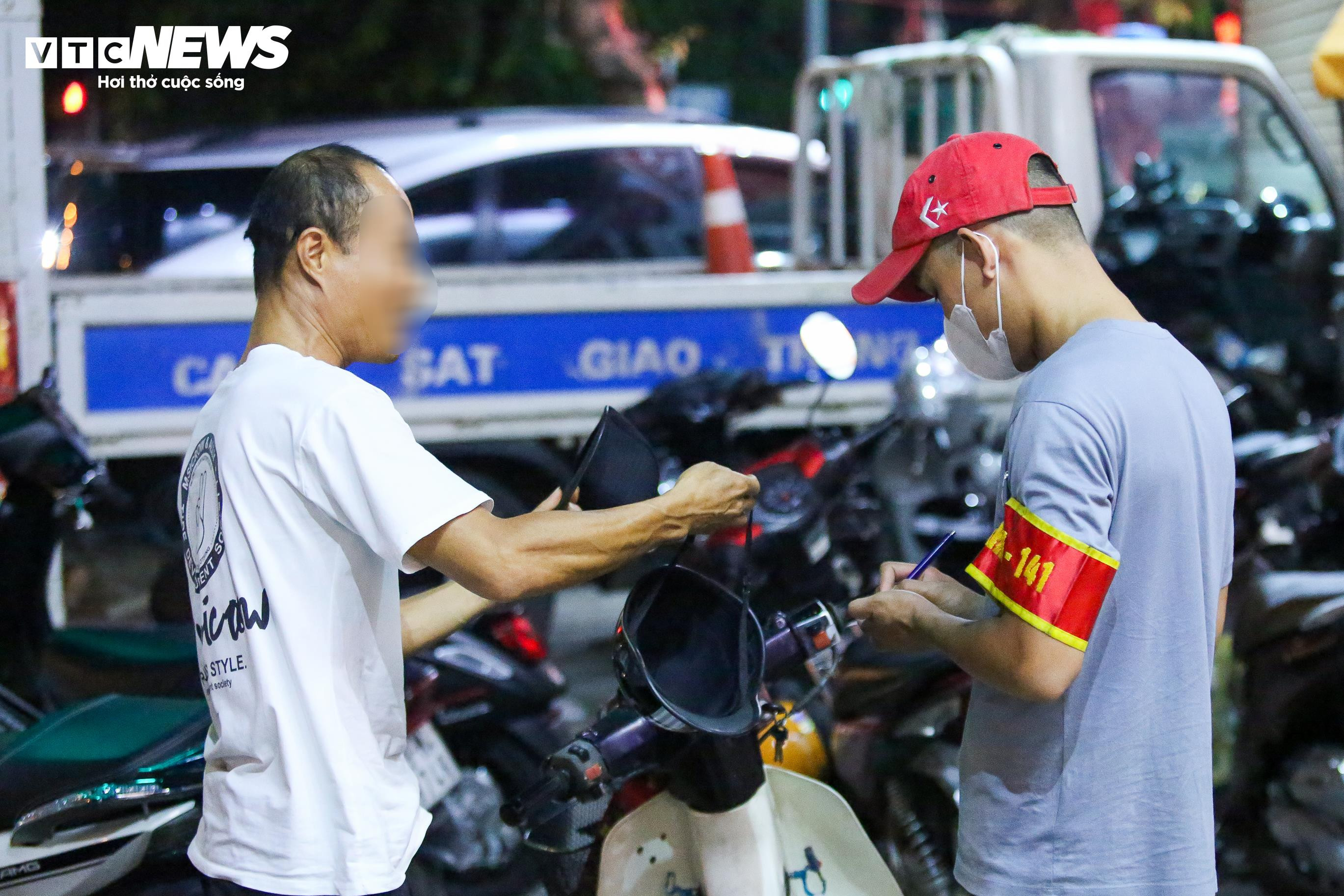 Bị CSGT lập biên bản xử phạt, tài xế ngang nhiên bỏ xe đi về - 16