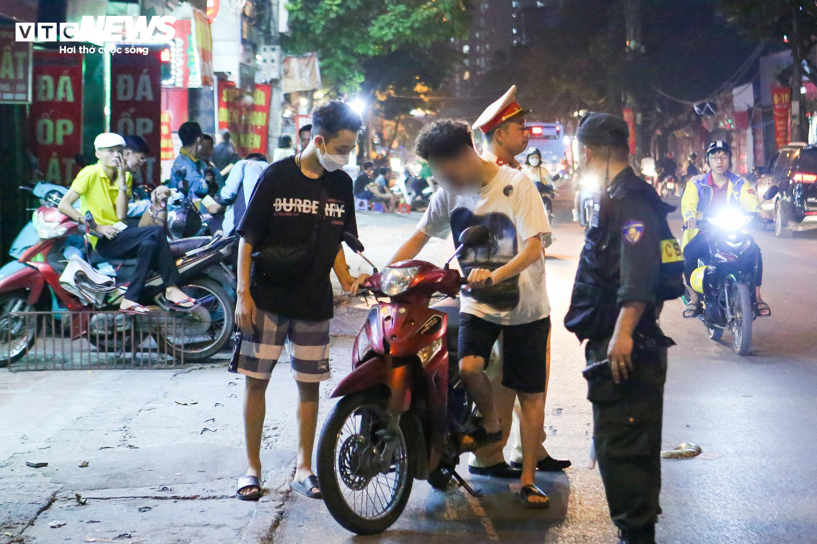 Bị CSGT lập biên bản xử phạt, tài xế ngang nhiên bỏ xe đi về - 15