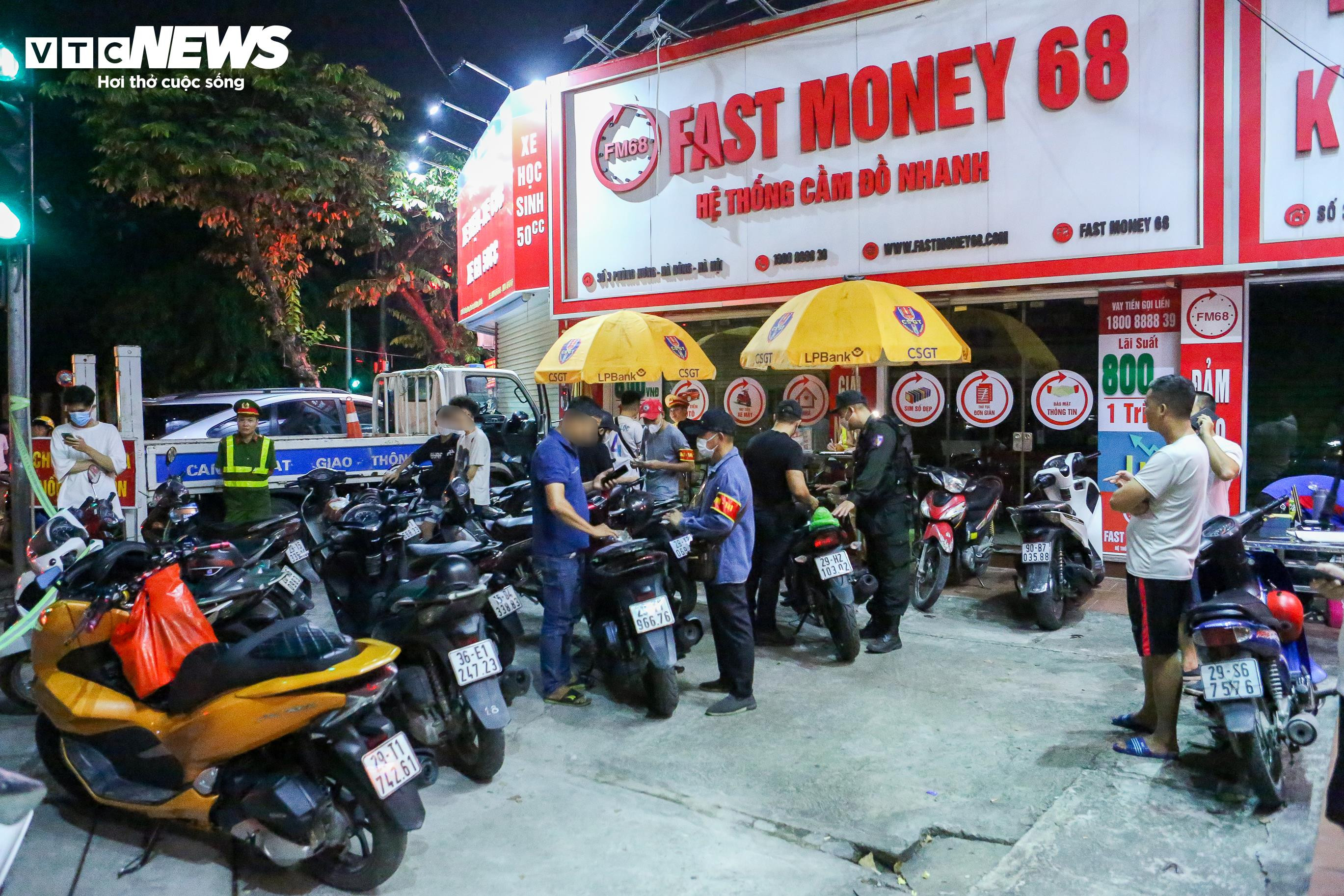 Bị CSGT lập biên bản xử phạt, tài xế ngang nhiên bỏ xe đi về - 17