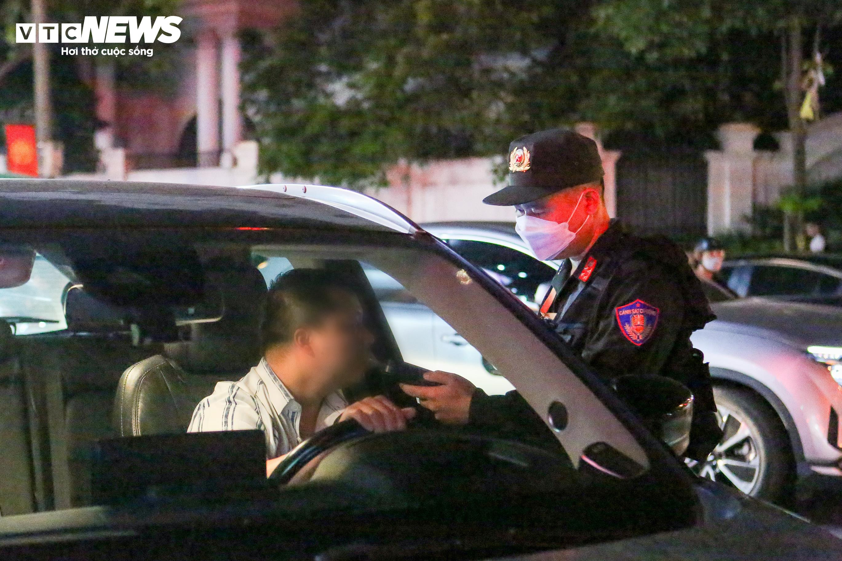 Bị CSGT lập biên bản xử phạt, tài xế ngang nhiên bỏ xe đi về - 4