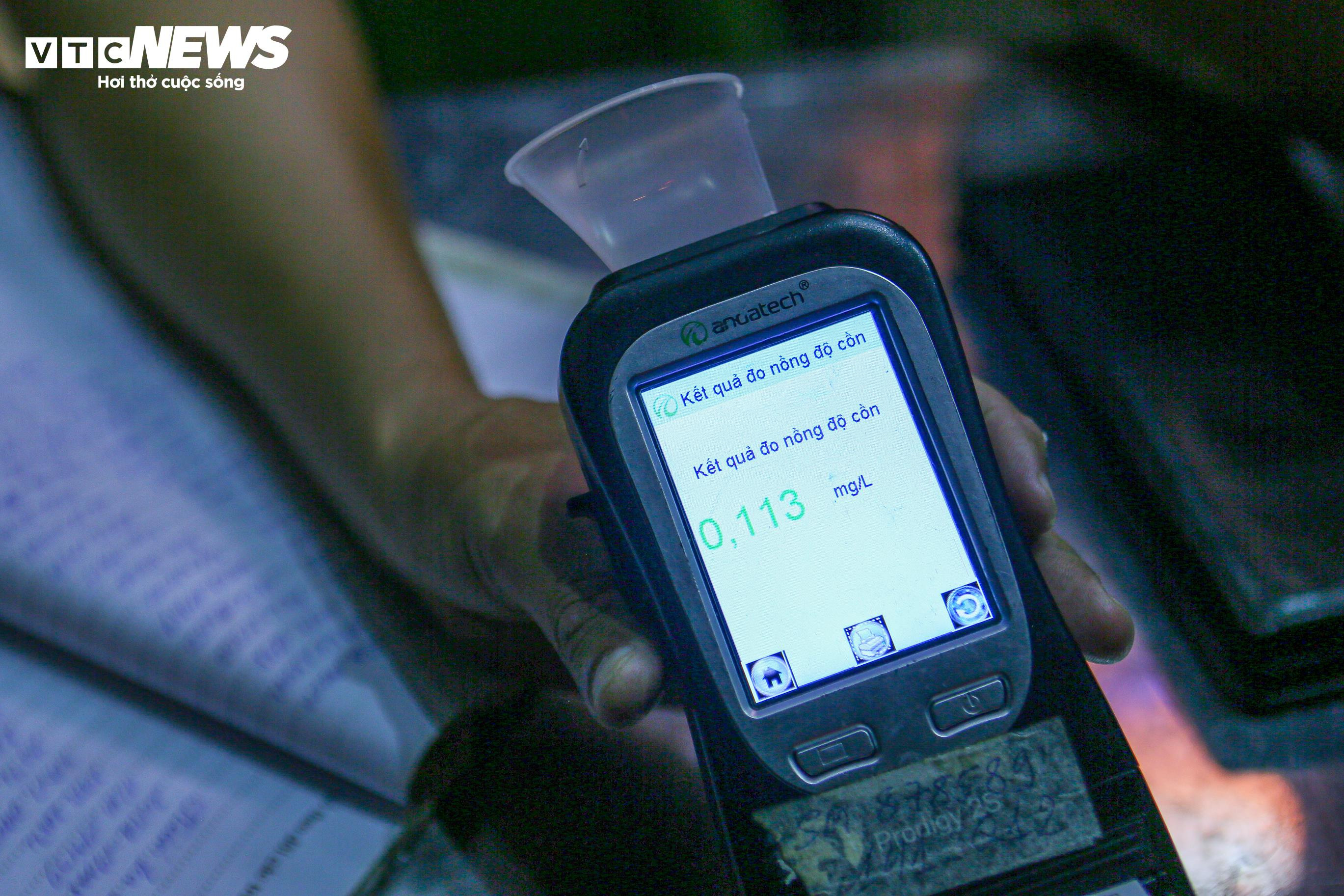 Bị CSGT lập biên bản xử phạt, tài xế ngang nhiên bỏ xe đi về - 8