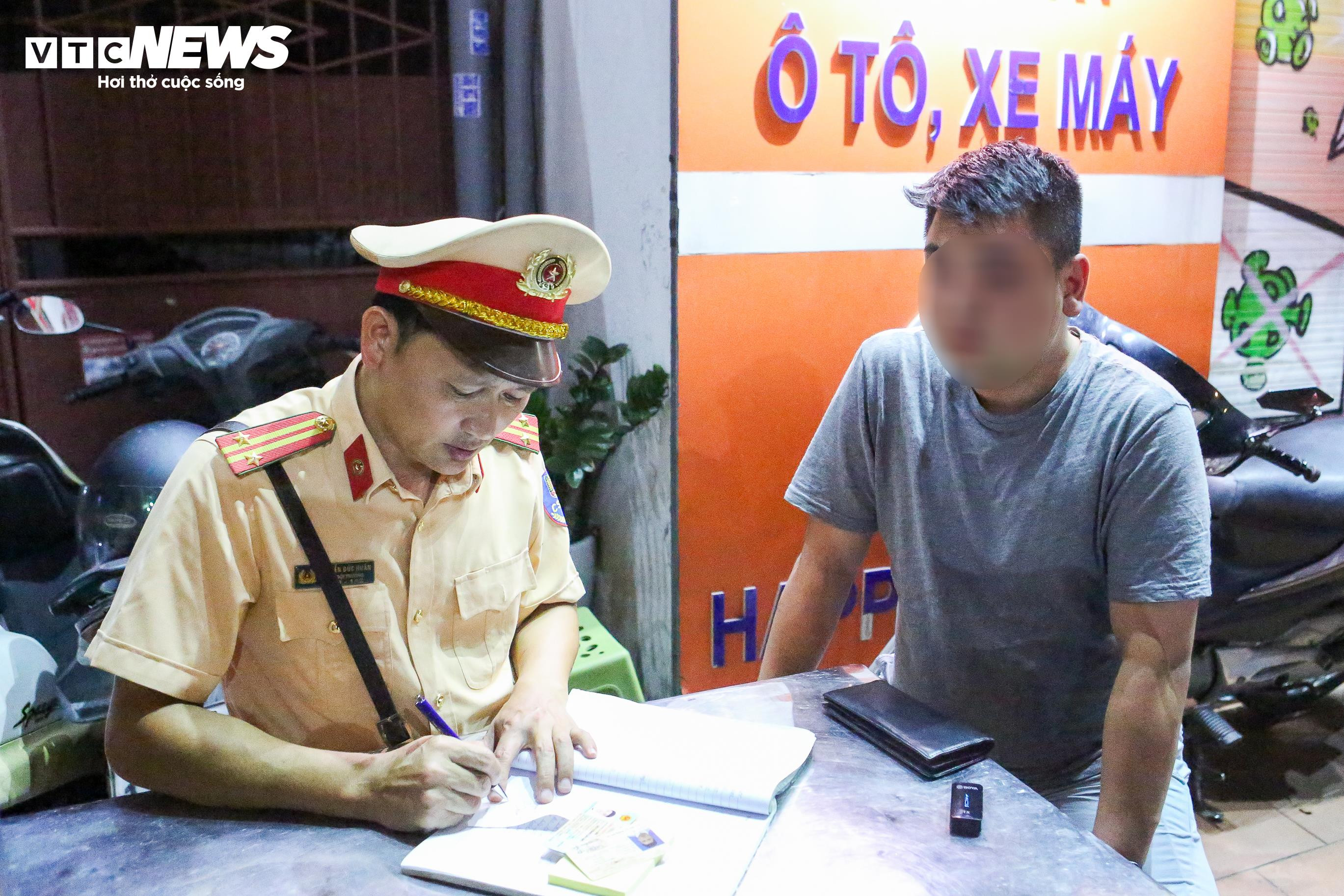 Bị CSGT lập biên bản xử phạt, tài xế ngang nhiên bỏ xe đi về - 6