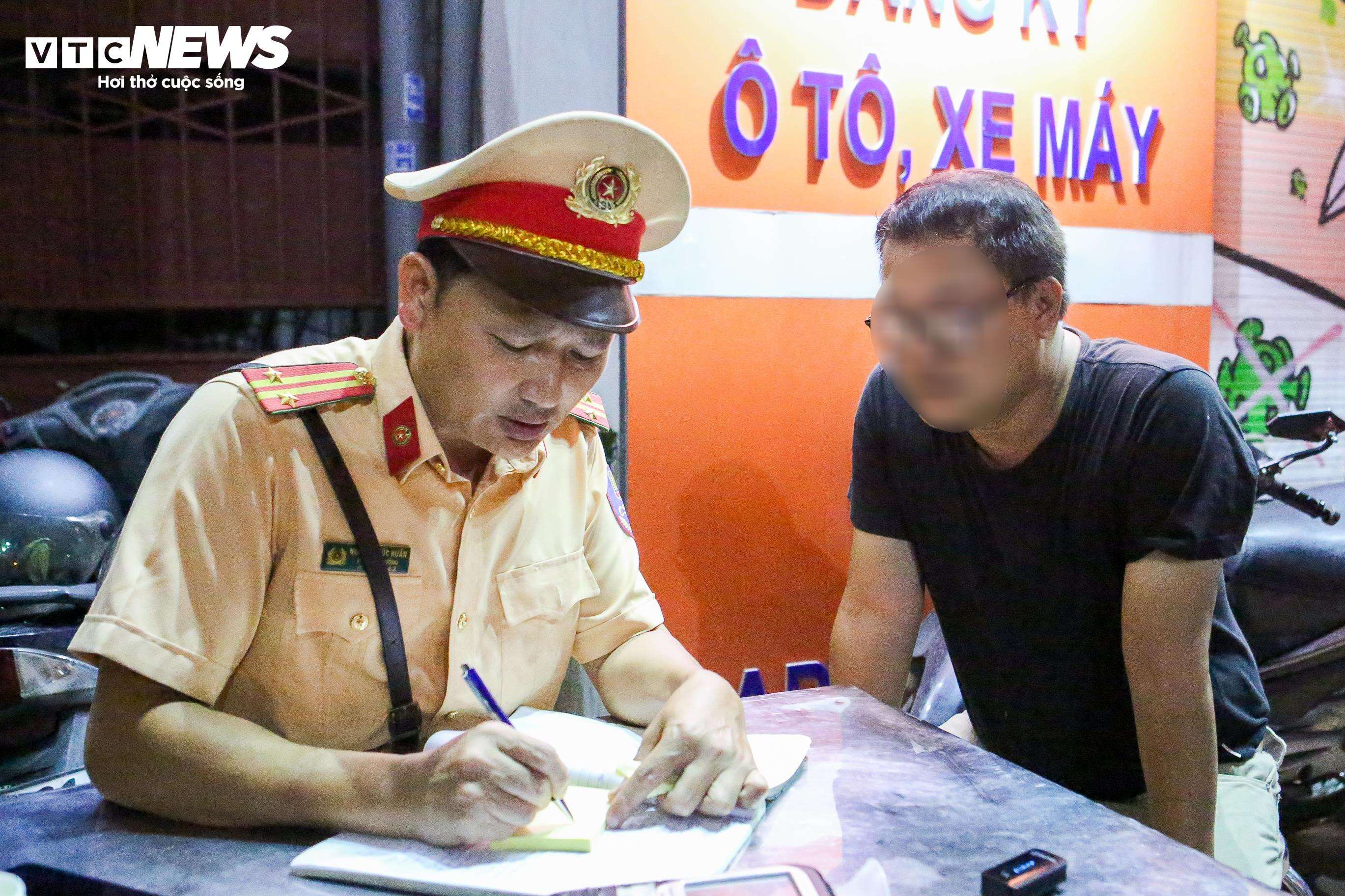 Bị CSGT lập biên bản xử phạt, tài xế ngang nhiên bỏ xe đi về - 11