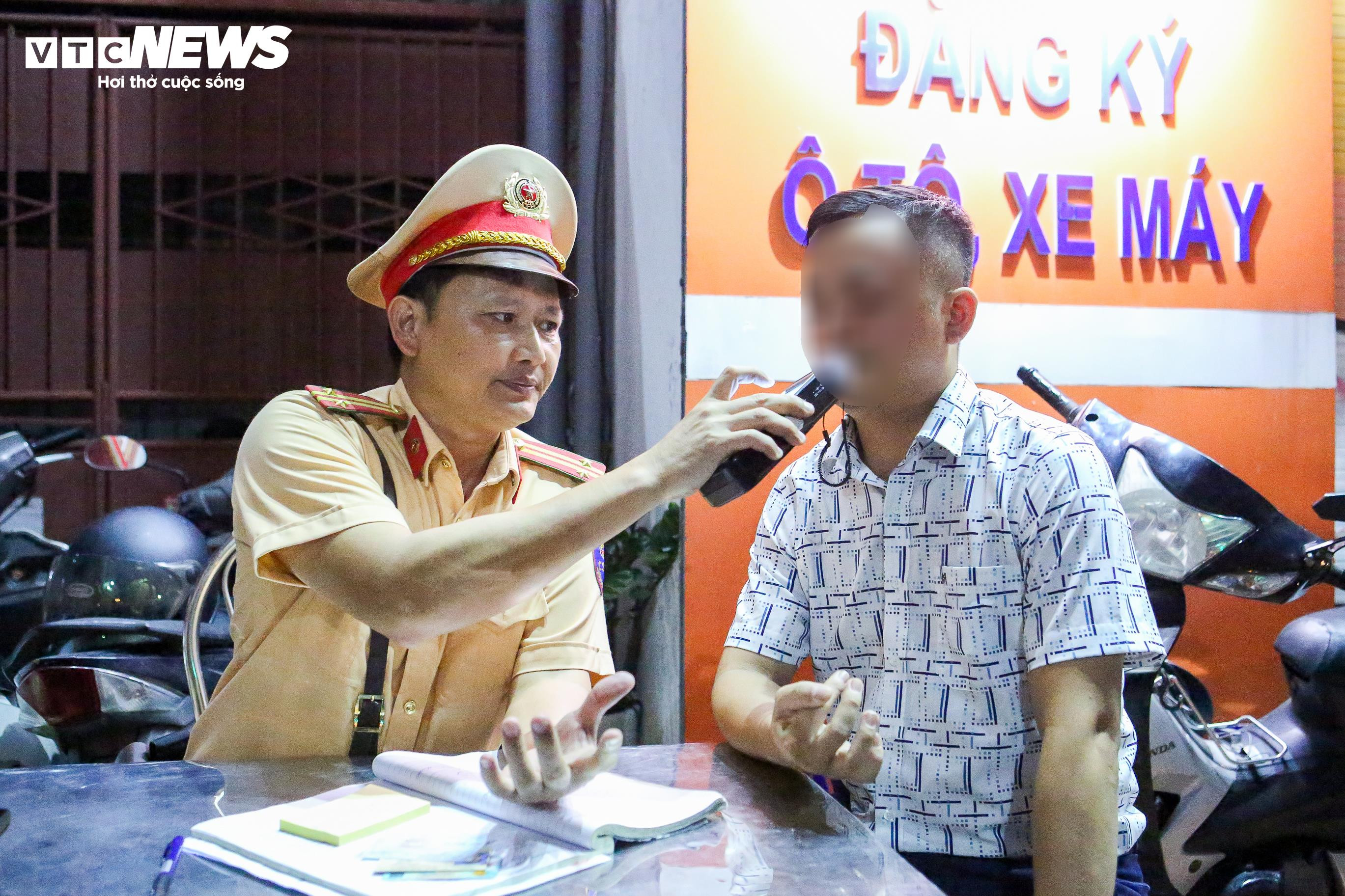 Bị CSGT lập biên bản xử phạt, tài xế ngang nhiên bỏ xe đi về - 13