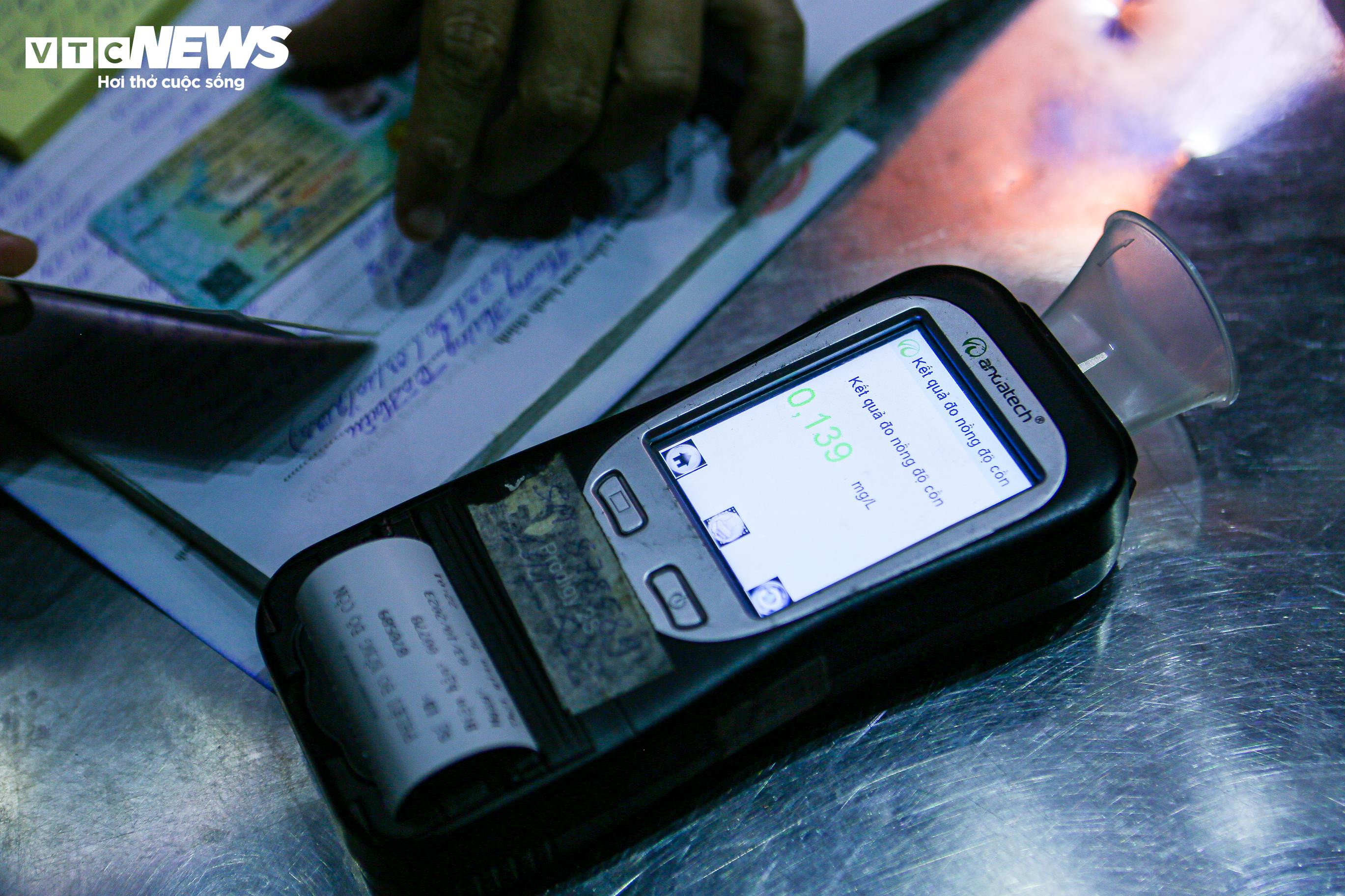 Bị CSGT lập biên bản xử phạt, tài xế ngang nhiên bỏ xe đi về - 14