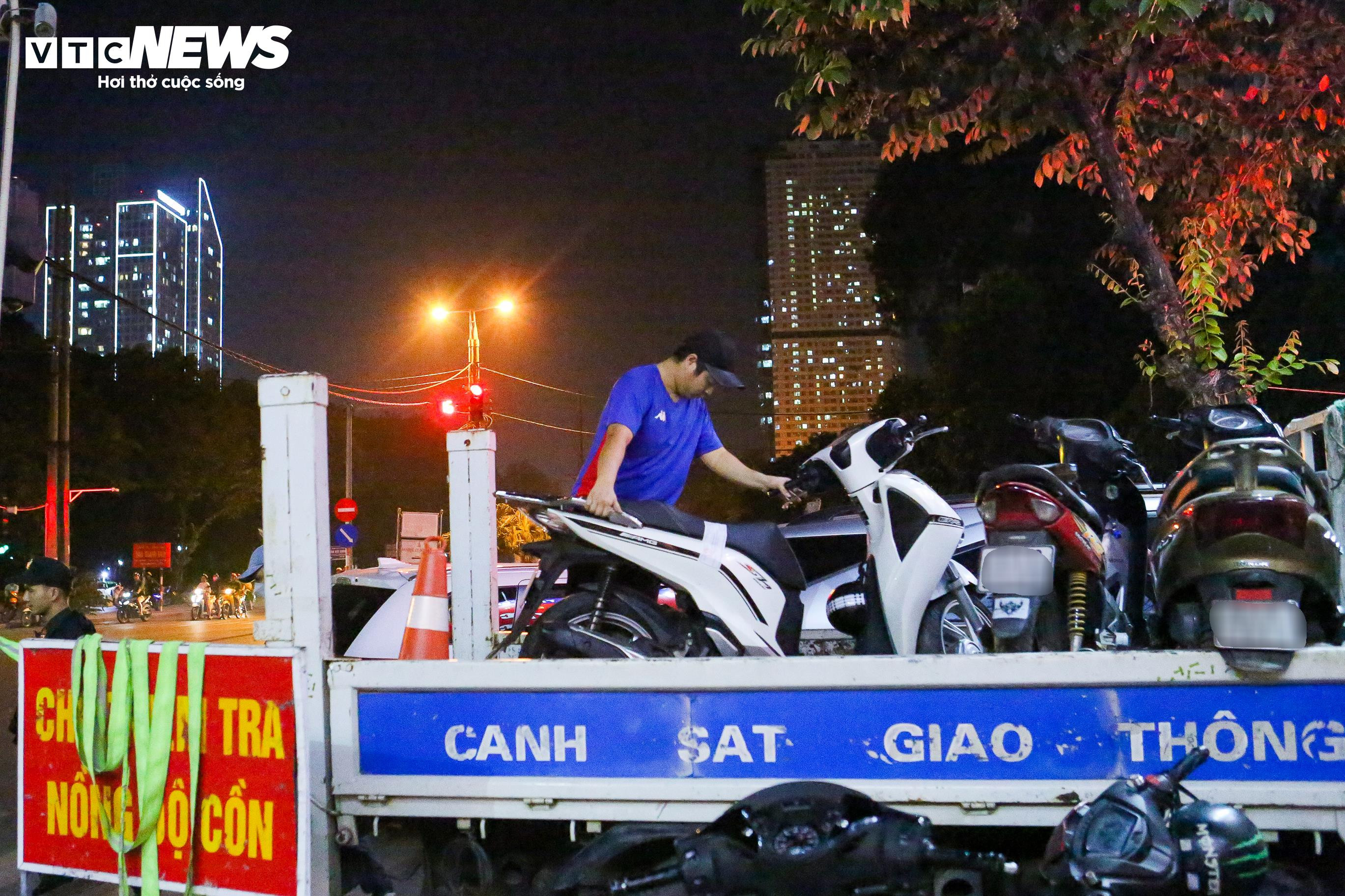 Bị CSGT lập biên bản xử phạt, tài xế ngang nhiên bỏ xe đi về - 19