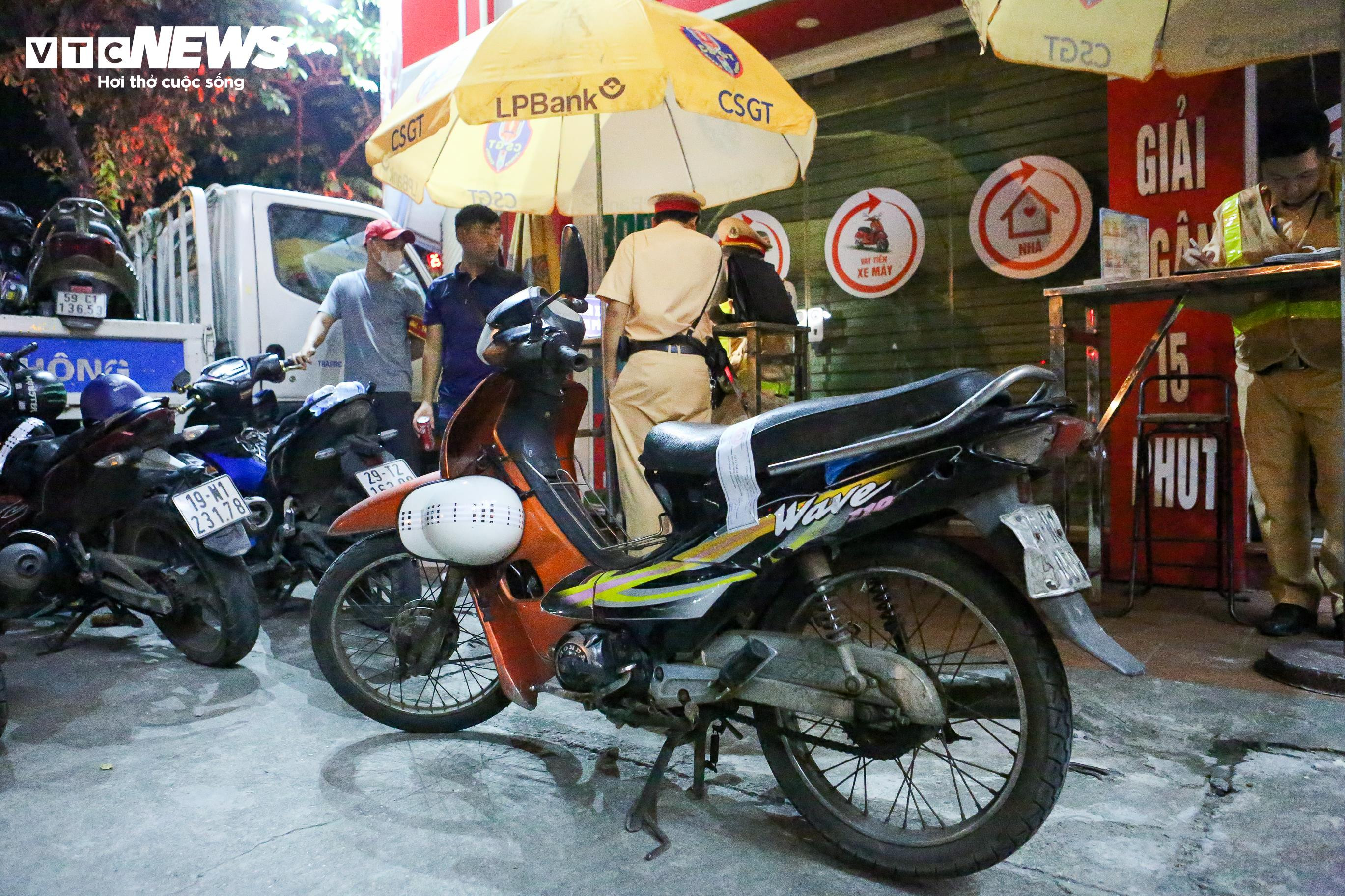 Bị CSGT lập biên bản xử phạt, tài xế ngang nhiên bỏ xe đi về - 12