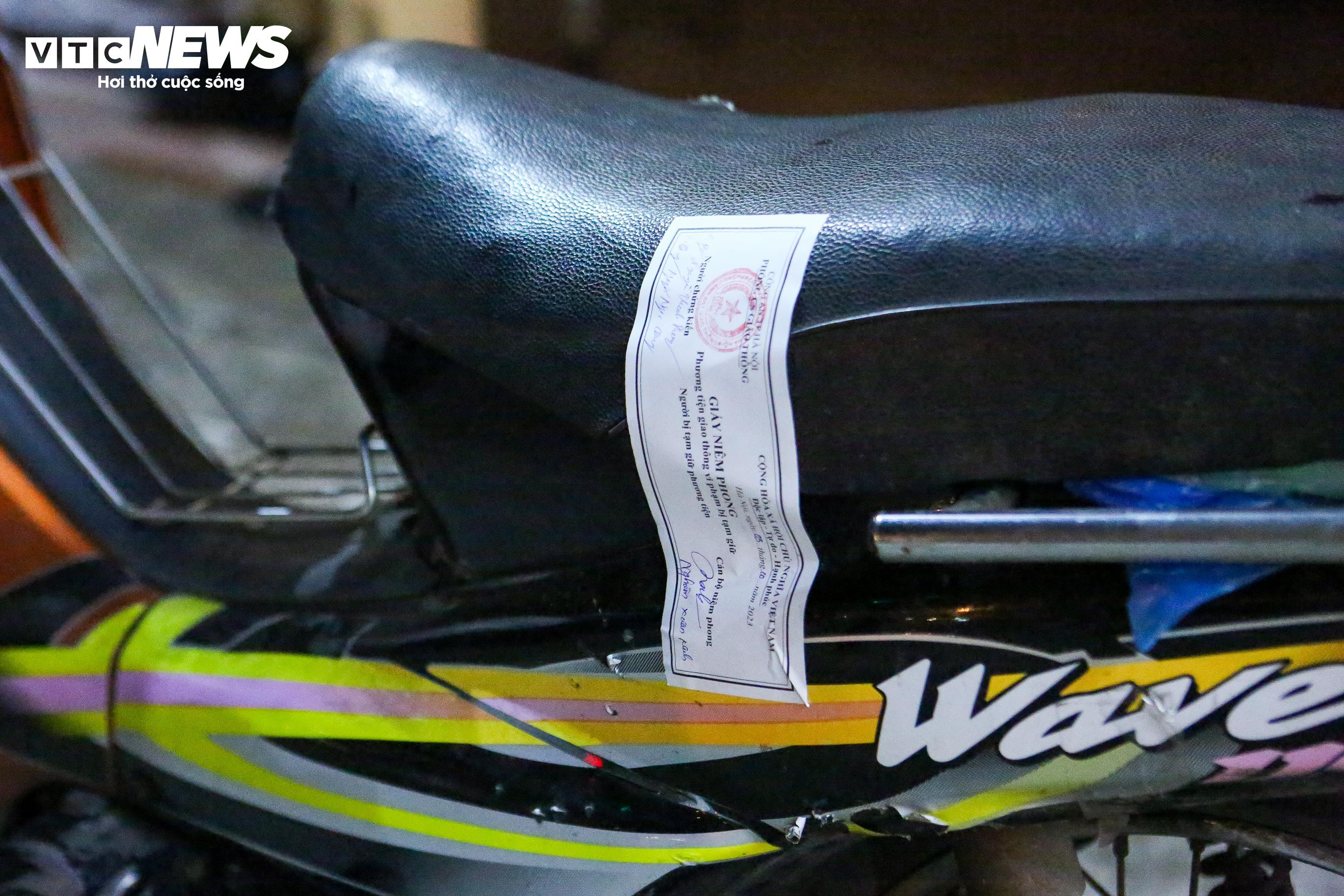 Bị CSGT lập biên bản xử phạt, tài xế ngang nhiên bỏ xe đi về - 18