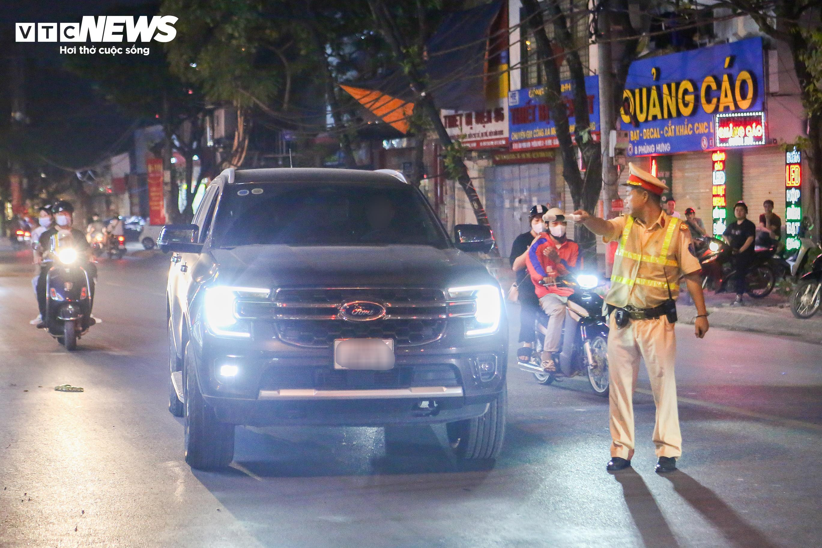 Bị CSGT lập biên bản xử phạt, tài xế ngang nhiên bỏ xe đi về - 3