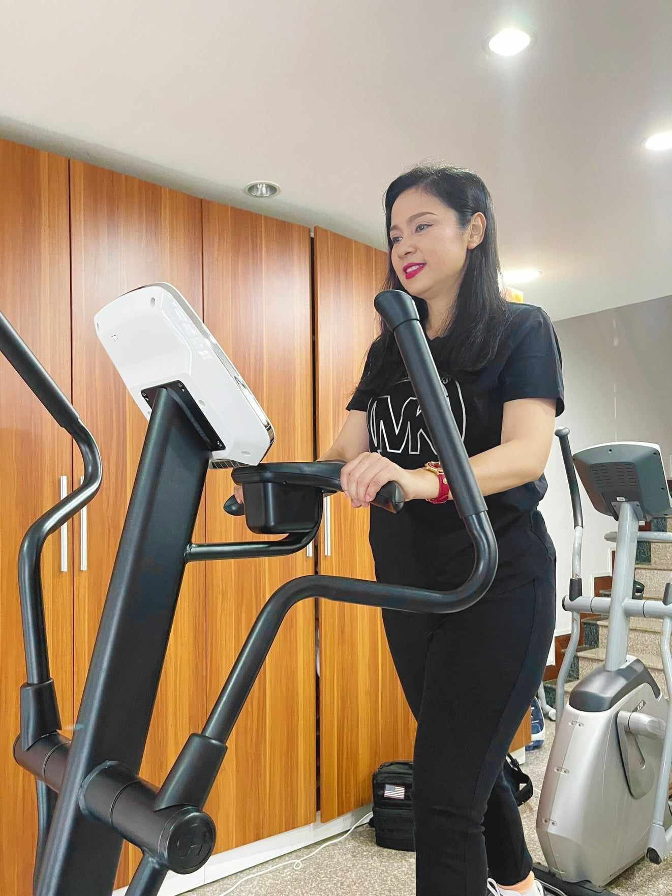 Sao Việt 5/10: Vợ chồng NSND Hồng Vân trẻ trung, khỏe khoắn sau khi giảm cân - 12