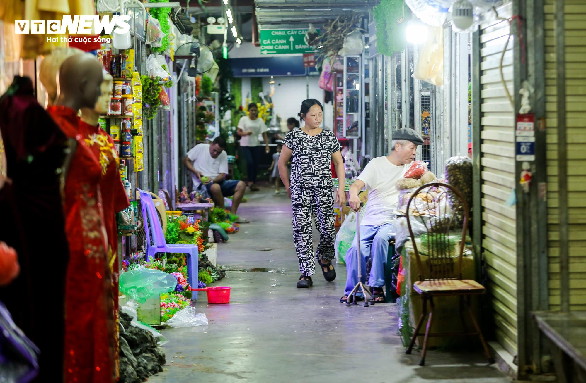 Độc đáo khu chợ dưới 'lòng đất' tại Hà Nội - 9