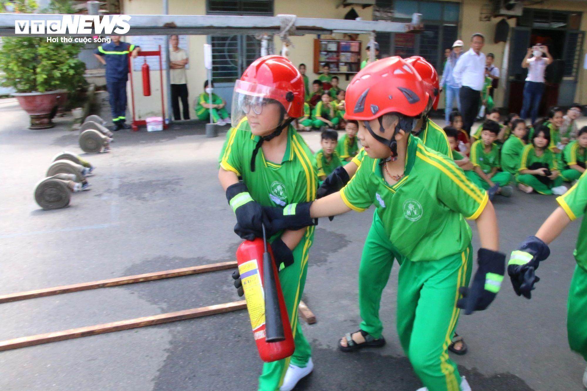 Người Đà Nẵng học đu dây, thoát nạn bằng xe thang khi xảy ra cháy nhà cao tầng - 5