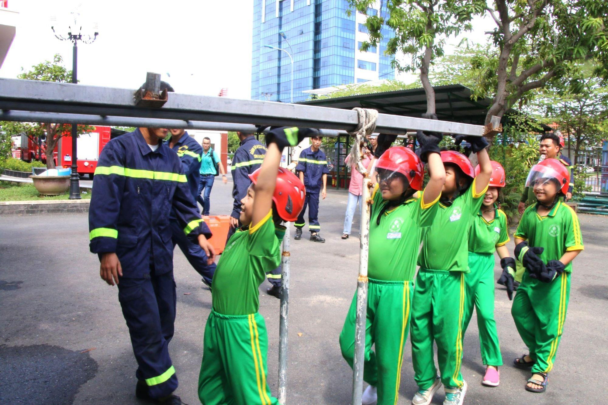 Người Đà Nẵng học đu dây, thoát nạn bằng xe thang khi xảy ra cháy nhà cao tầng - 2