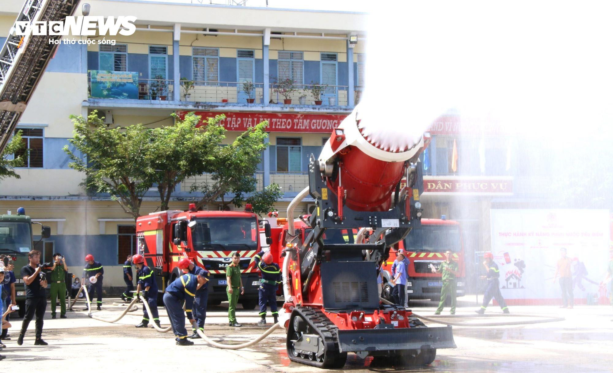 Người Đà Nẵng học đu dây, thoát nạn bằng xe thang khi xảy ra cháy nhà cao tầng - 11