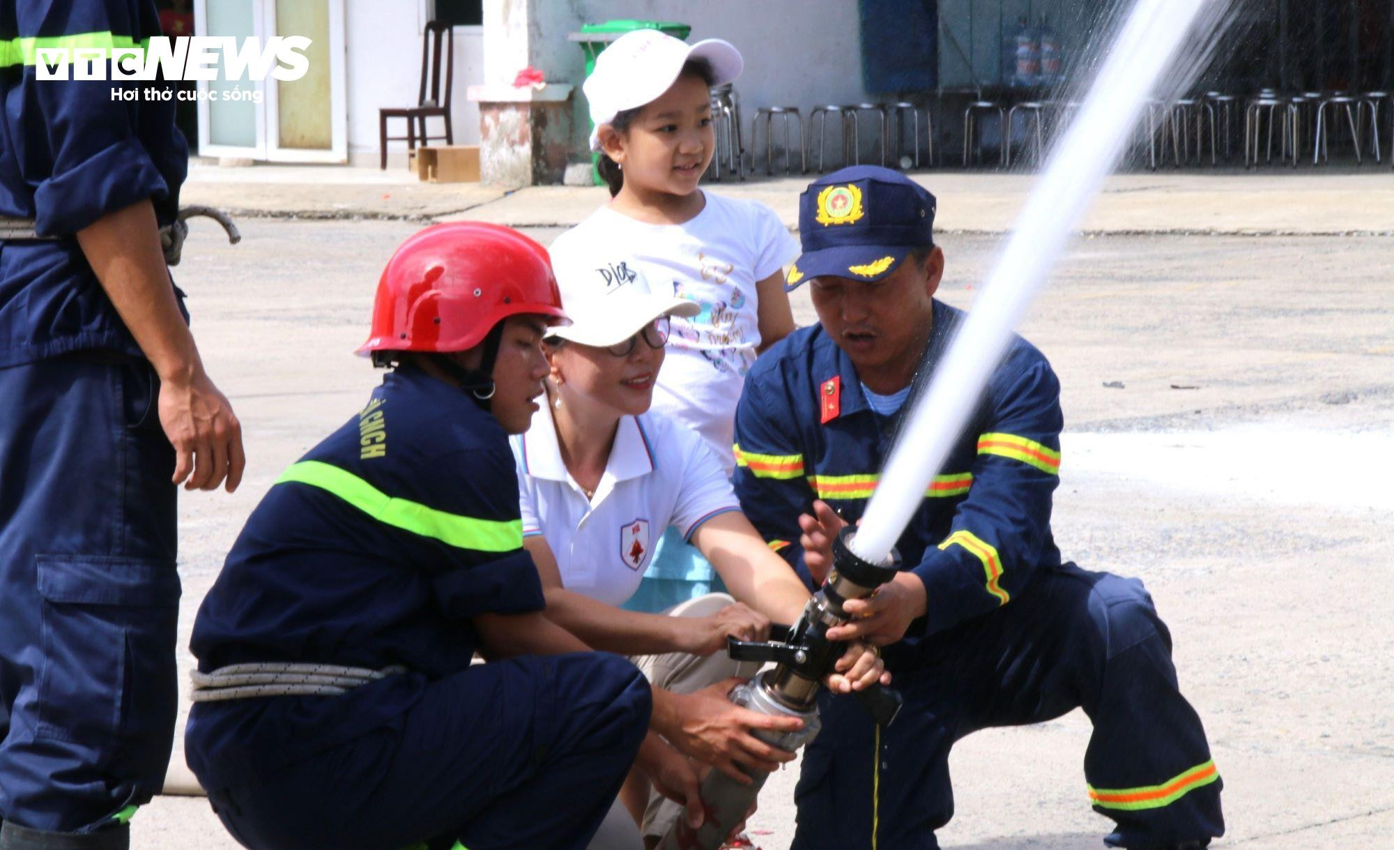 Người Đà Nẵng học đu dây, thoát nạn bằng xe thang khi xảy ra cháy nhà cao tầng - 6