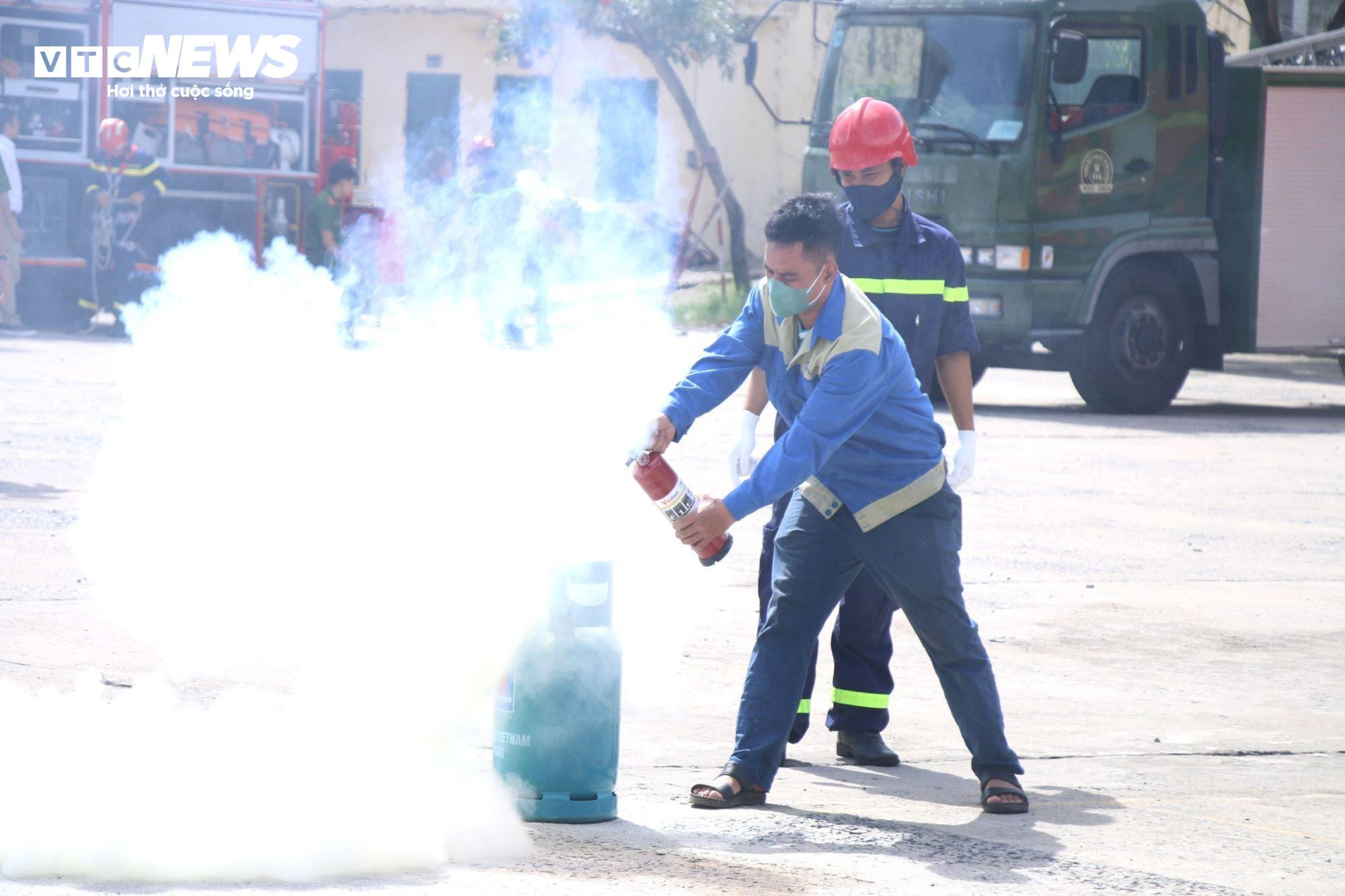 Người Đà Nẵng học đu dây, thoát nạn bằng xe thang khi xảy ra cháy nhà cao tầng - 7
