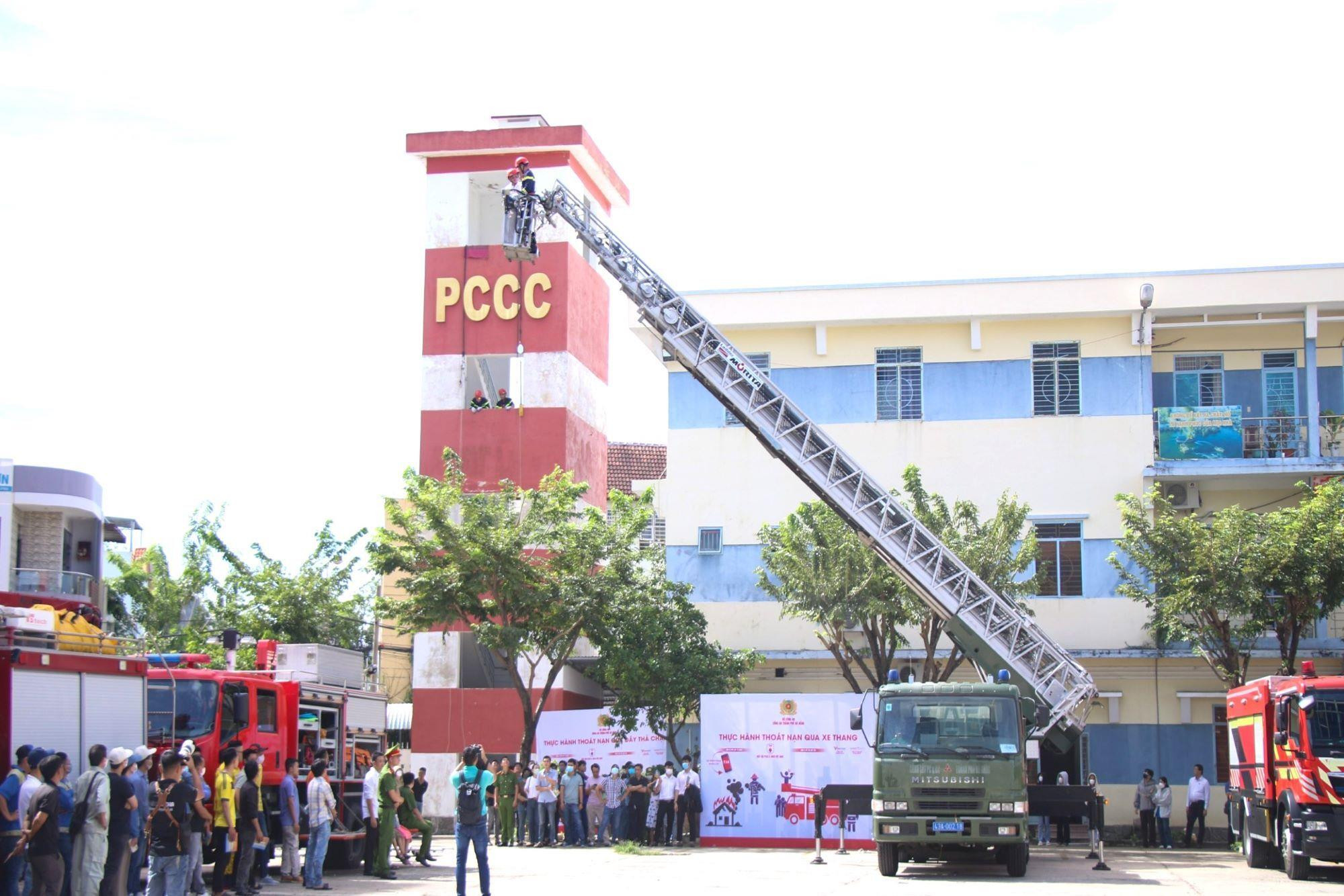 Người Đà Nẵng học đu dây, thoát nạn bằng xe thang khi xảy ra cháy nhà cao tầng - 3